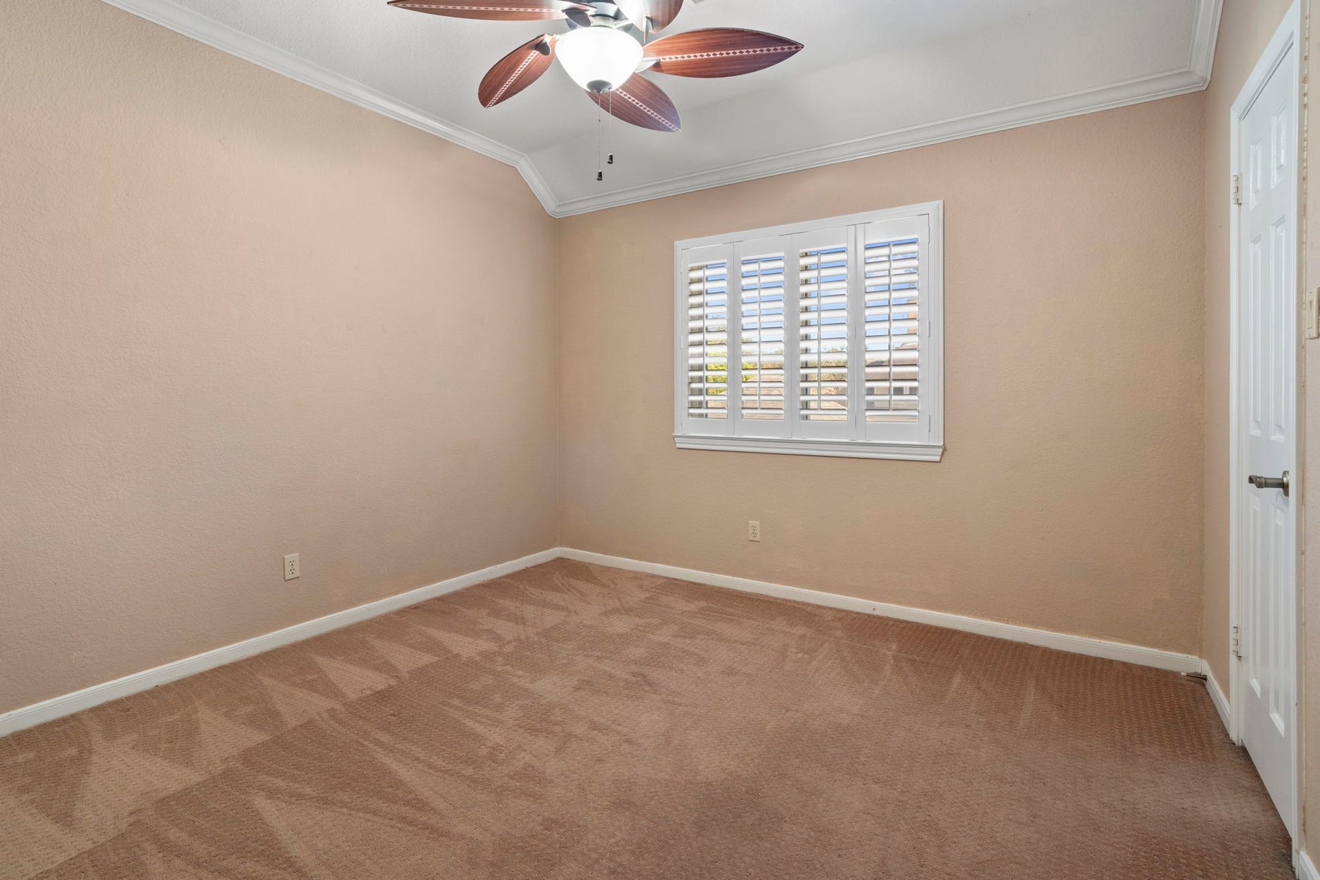 3407 Autumn Bend Drive, Sugar Land, TX 77479 Three additional bedrooms are located upstairs, each offering a walk-in closet and a lighted ceiling fan.