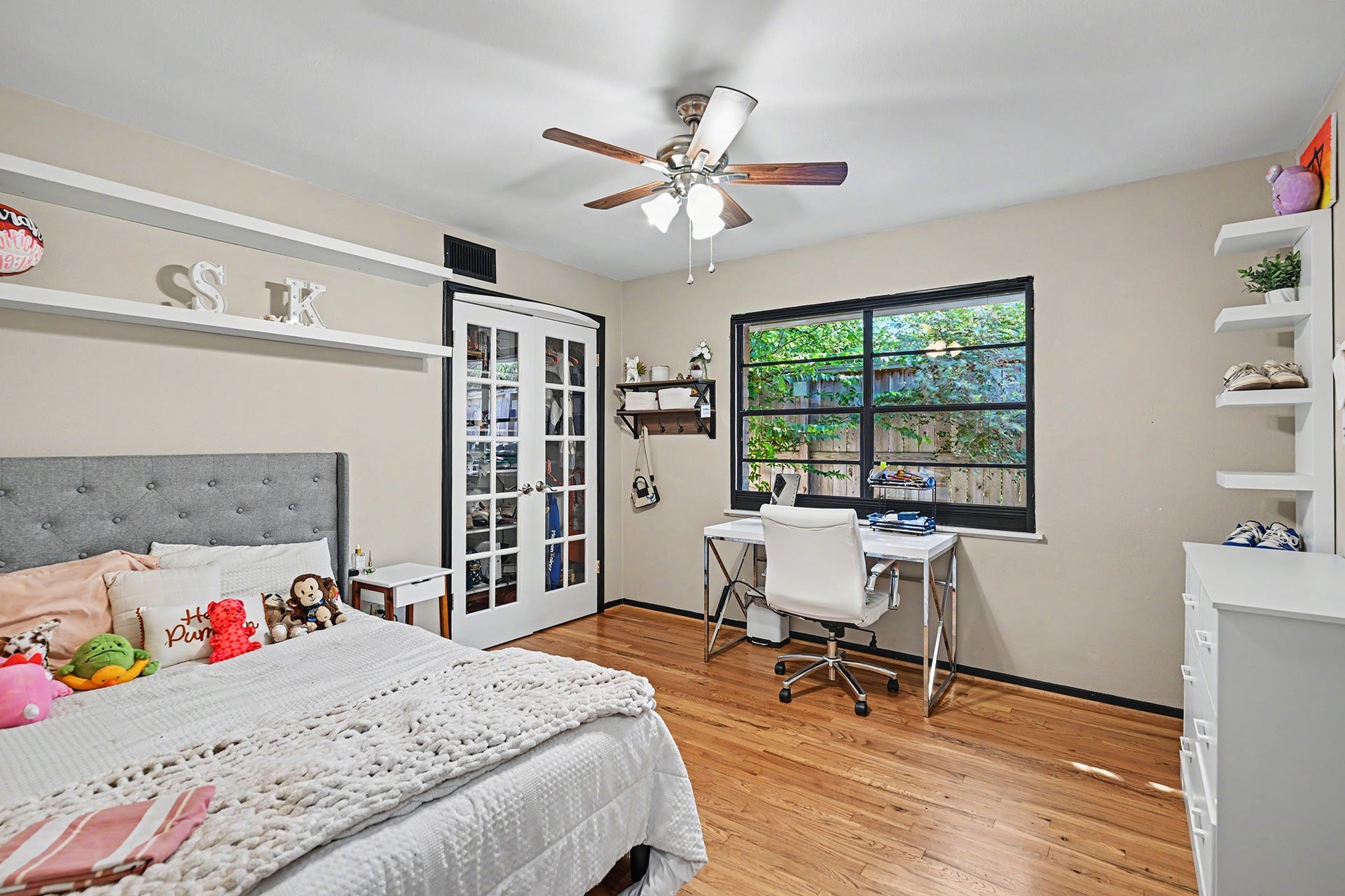 The middle bedroom.