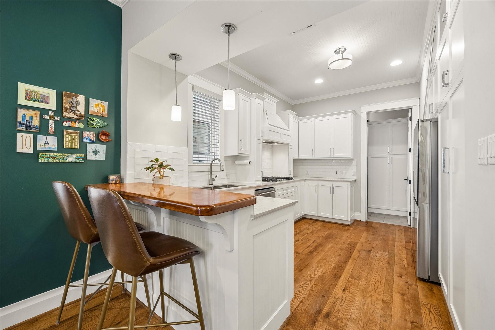 438 W 28th Street, Houston, TX 77008 This beautiful kitchen is ready for everything from quick breakfasts to your favorite home-cooked meals! Crisp white custom cabinetry, quartz countertops, stainless steel KitchenAid appliances and a charming butcher block breakfast bar make this a space you'll love spending time in.