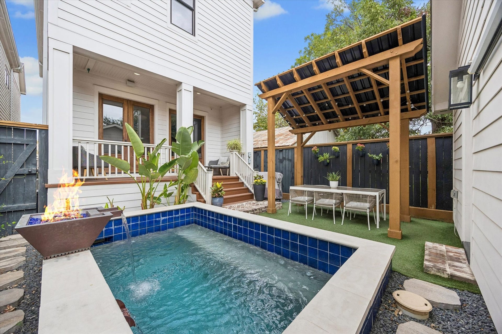 438 W 28th Street, Houston, TX 77008 Who needs a weekend getaway when you have this waiting at home? The heated dipping pool features relaxing water features and a built-in lounging bench, perfect for cooling off on a warm afternoon or enjoying a peaceful evening under the stars.