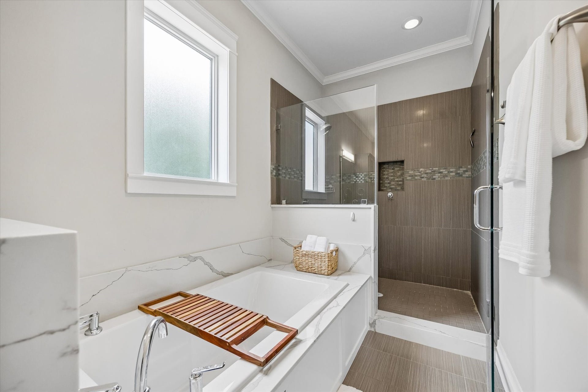 438 W 28th Street, Houston, TX 77008 Whether you prefer a long, relaxing soak or a refreshing shower, this primary bathroom has you covered! An updated deep soaking tub and separate walk-in shower with glass enclosure create a comfortable retreat where you can unwind and recharge.