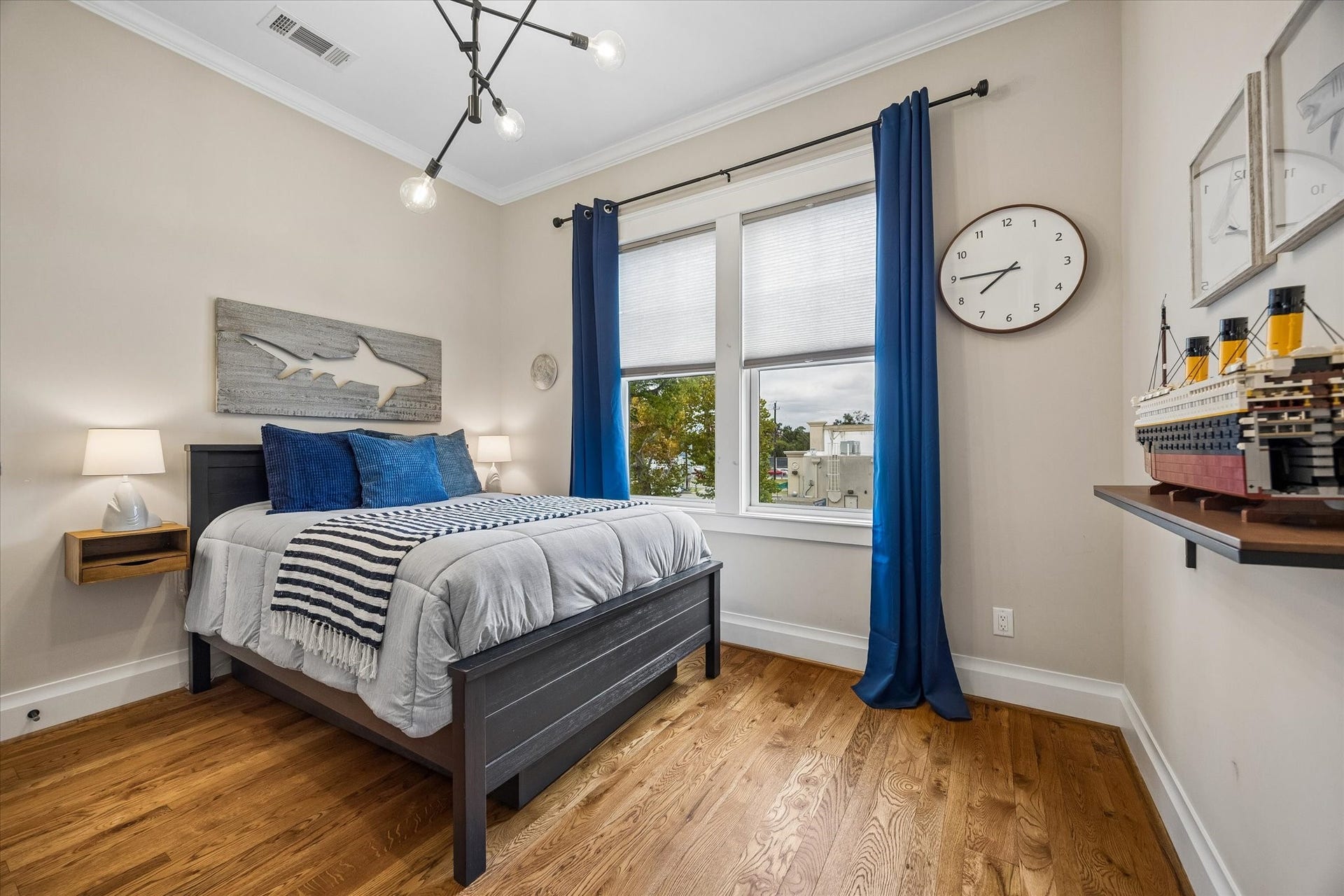 438 W 28th Street, Houston, TX 77008 This charming upstairs bedroom offers a cozy place to relax and recharge, with beautiful wood floors, modern lighting, plenty of natural light and a large closet to keep everything organized and out of sight.