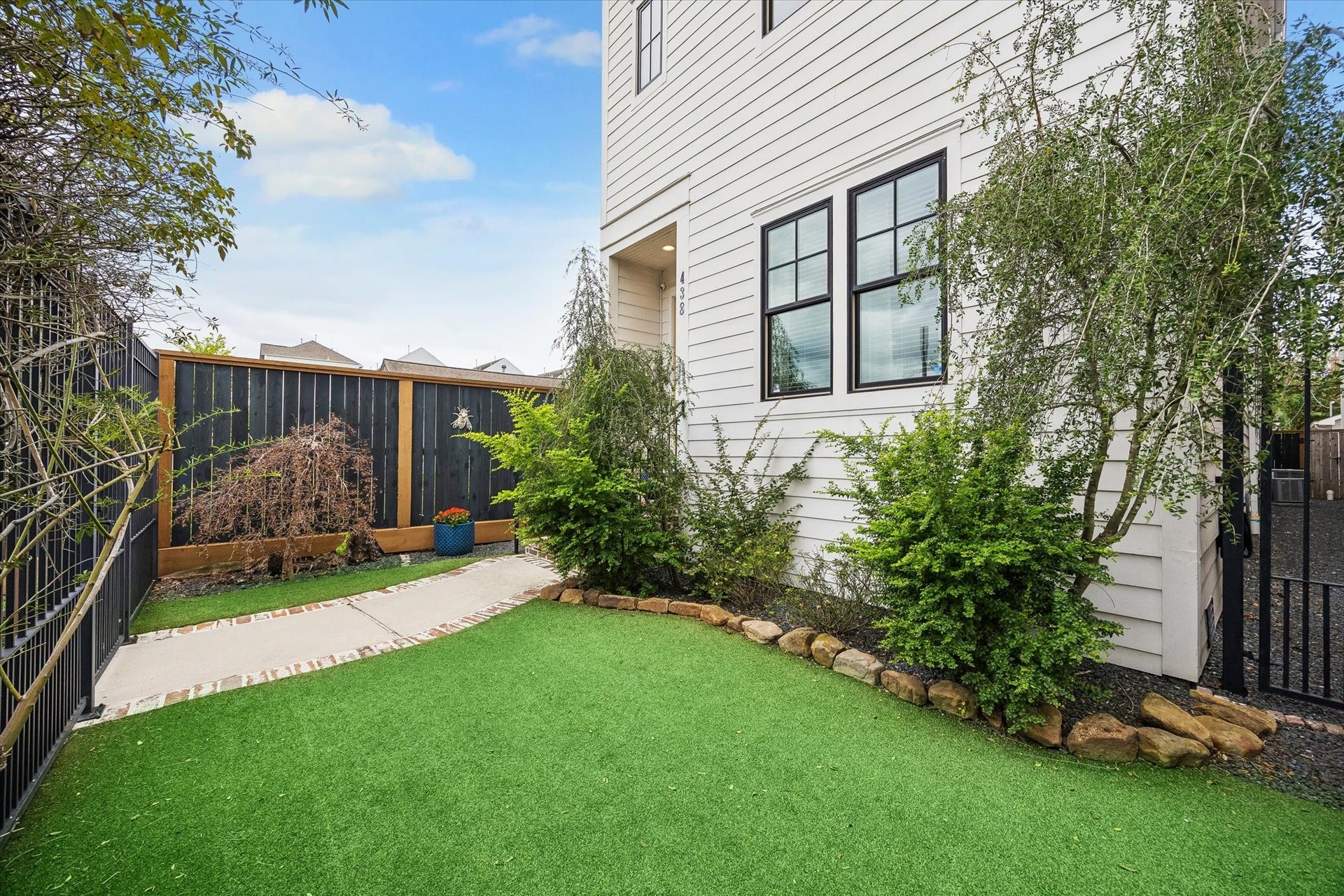 438 W 28th Street, Houston, TX 77008 A little extra outdoor space is always a welcome bonus! This charming front yard offers easy-care artificial turf, attractive landscaping and an iron fence with a gated pedestrian entry, creating a private spot to enjoy a little fresh air and sunshine.