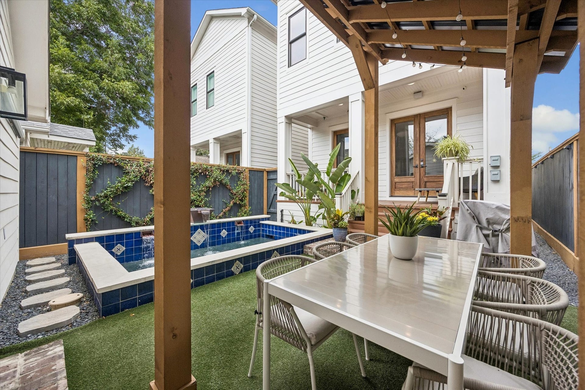 438 W 28th Street, Houston, TX 77008 Fire up the grill and invite your favorite people over! The poolside pergola offers a shady spot to dine, sip your favorite drinks and enjoy time together, while the heated dipping pool is ready whenever you need a refreshing break.