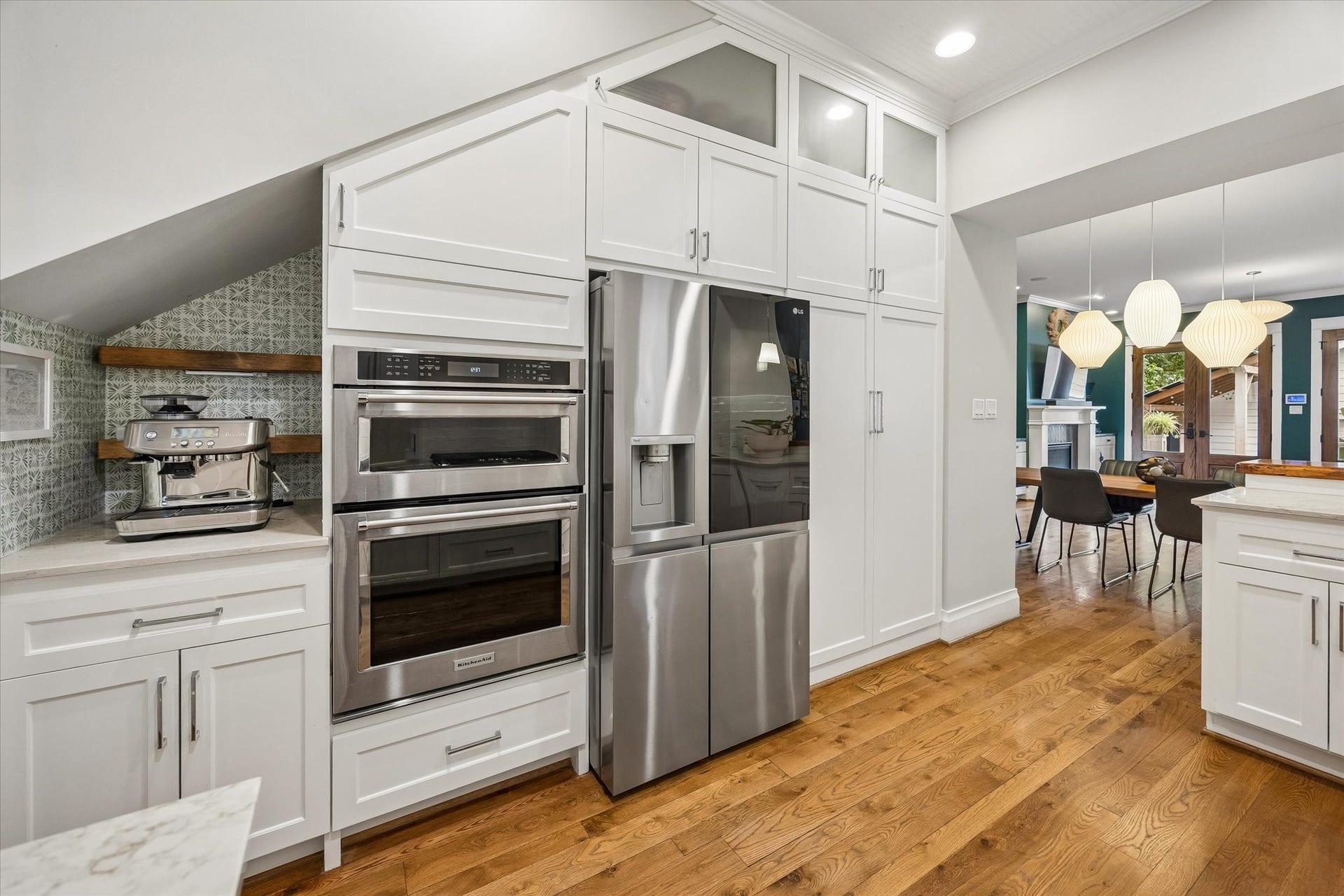 438 W 28th Street, Houston, TX 77008 Calling all home chefs! With stainless steel KitchenAid appliances, including a convection oven, beautiful quartz countertops and plenty of cabinet space, this kitchen makes meal prep a pleasure, while floor-to-ceiling pantry storage keeps everything organized and close at hand.