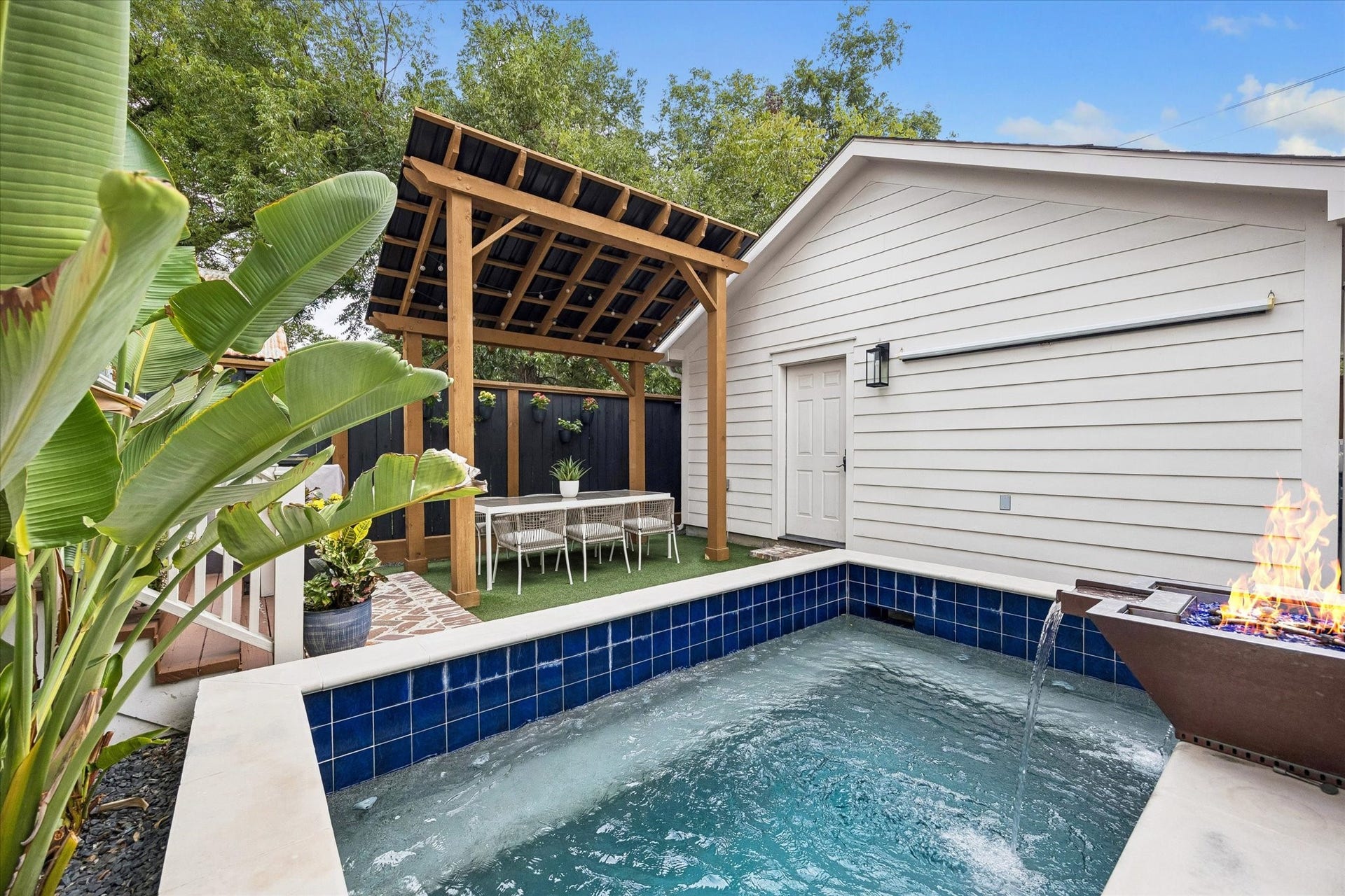 438 W 28th Street, Houston, TX 77008 A little splash, a little sunshine and a whole lot of relaxation! This charming backyard retreat combines a heated dipping pool, soothing water features, artificial turf and a covered pergola to create an outdoor space you'll want to enjoy year-round.
