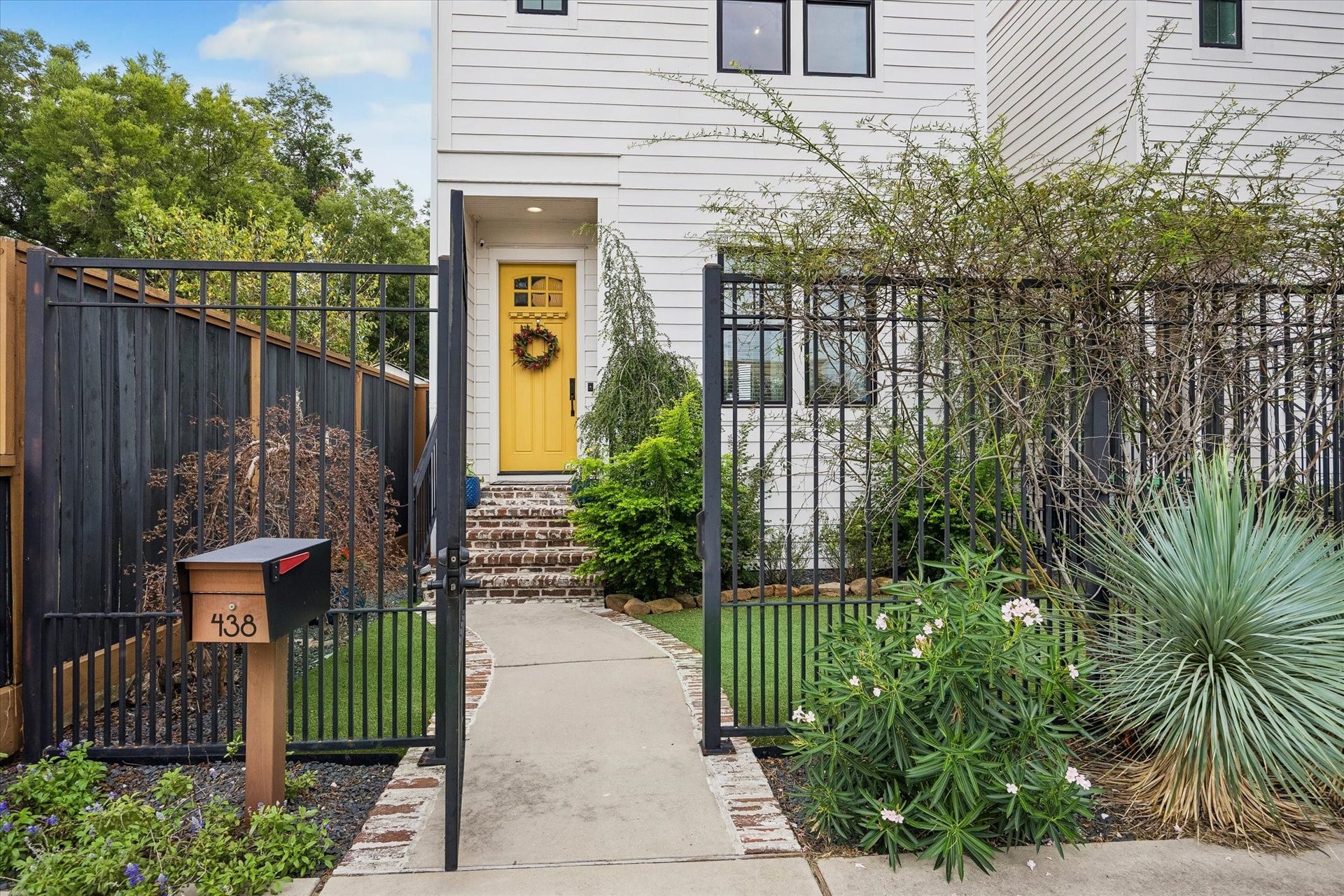 438 W 28th Street, Houston, TX 77008 The charm is undeniable! A cheerful yellow front door, lush landscaping and fully fenced front and back yards with easy care turf make this home as welcoming as it is easy to maintain.