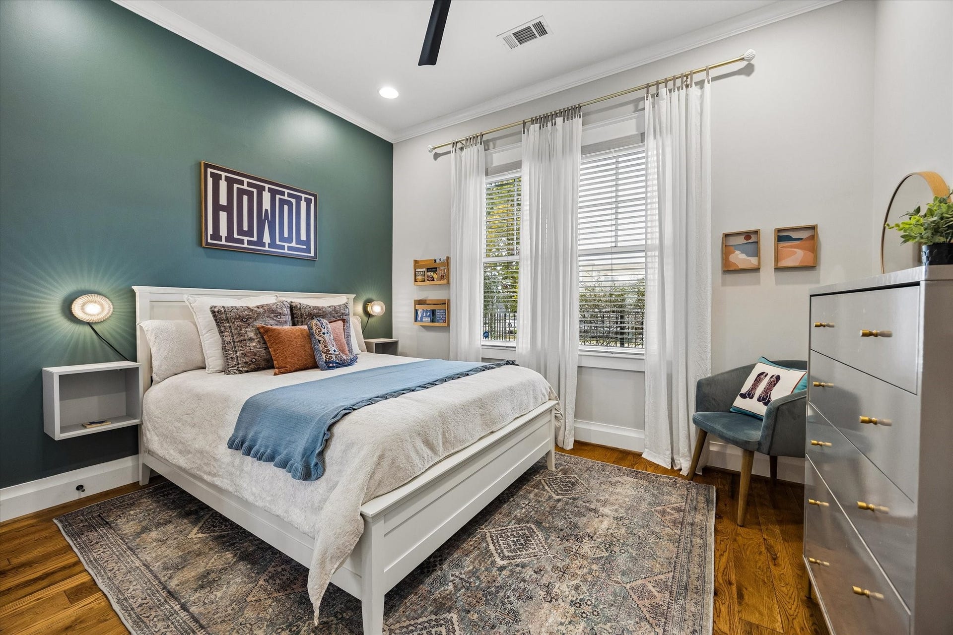 438 W 28th Street, Houston, TX 77008 This versatile first-floor bedroom offers plenty of flexibility to fit your needs! Whether you need a comfortable guest retreat, a quiet home office, a craft room or a space to tackle your latest projects, beautiful wood floors, designer paint, a cooling ceiling fan and plenty of natural light make this a room you'll love putting to use.