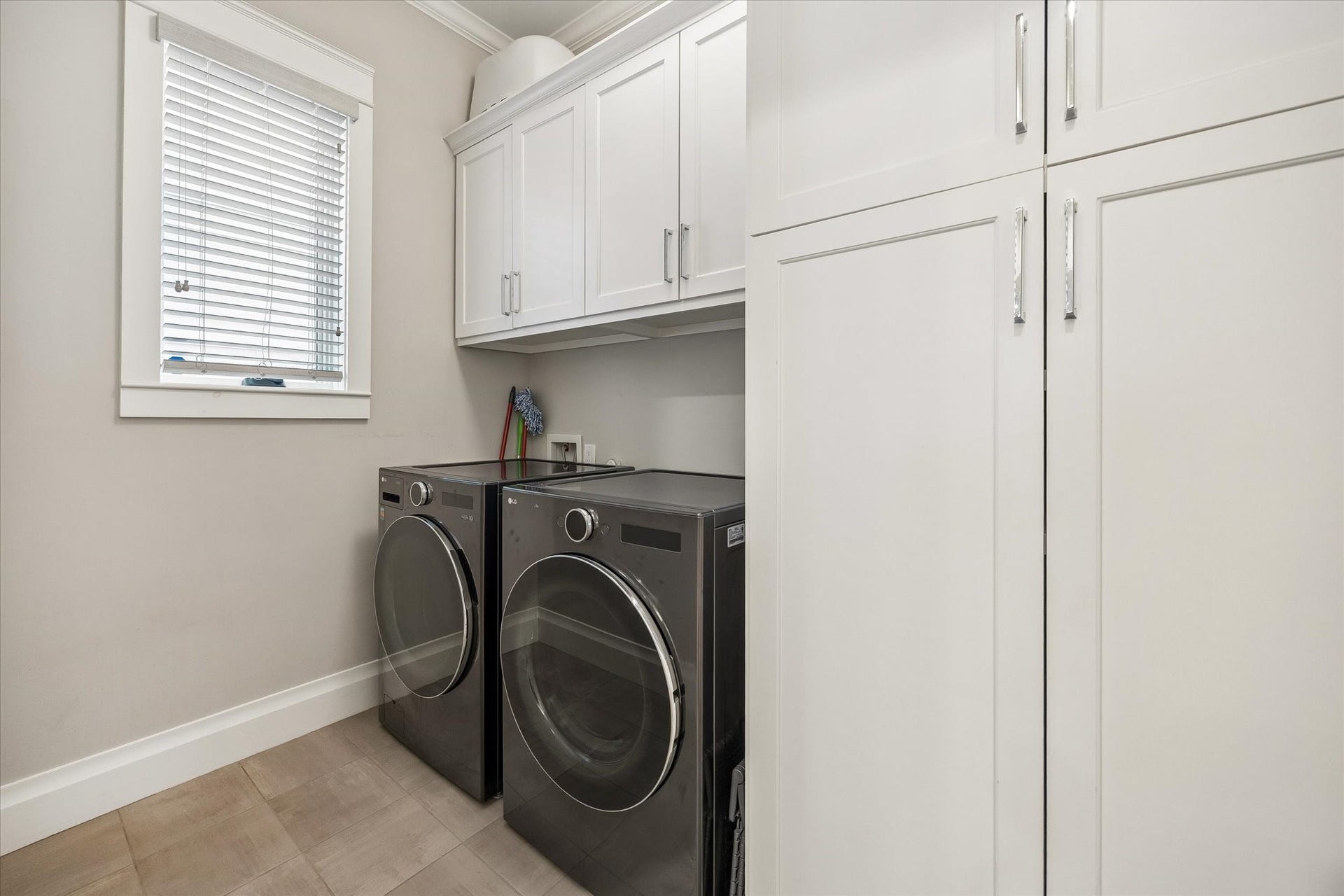 438 W 28th Street, Houston, TX 77008 Even laundry day feels a little easier with a utility room this well organized! Custom cabinetry offers floor-to-ceiling storage to keep supplies neatly tucked away, while both gas and electric dryer connections give you the flexibility to choose what works best for you.