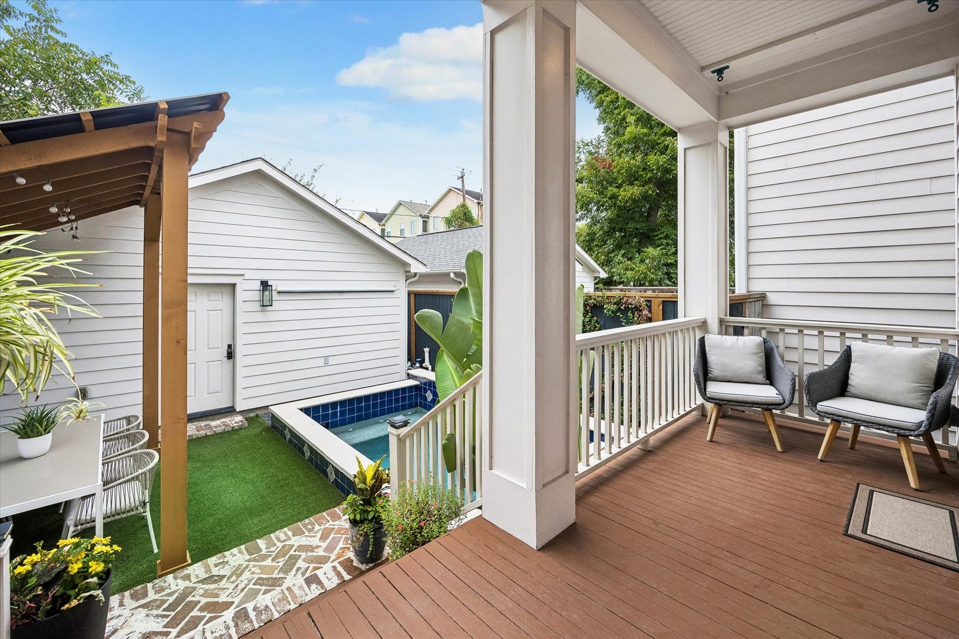 438 W 28th Street, Houston, TX 77008 Morning coffee, afternoon cocktails or a quiet evening outdoors? This inviting covered back porch offers a comfortable spot to sit back and enjoy the backyard, with the heated dipping pool and pergola just steps away.