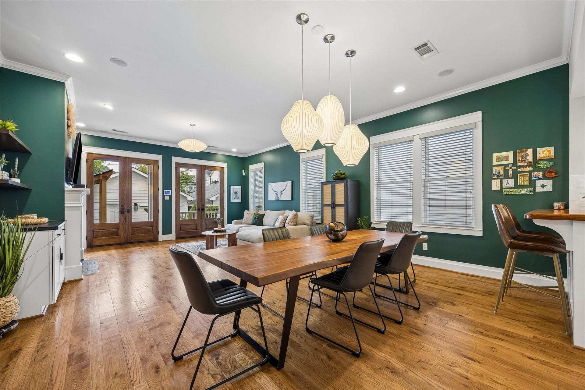 438 W 28th Street, Houston, TX 77008 From casual weeknight dinners to lavish dinner parties, this spacious dining area has room to bring everyone together! Beautiful wood floors, rich designer paint and eye-catching Herman Miller lighting add warmth and personality, while the open connection to the family room and kitchen makes entertaining a breeze.