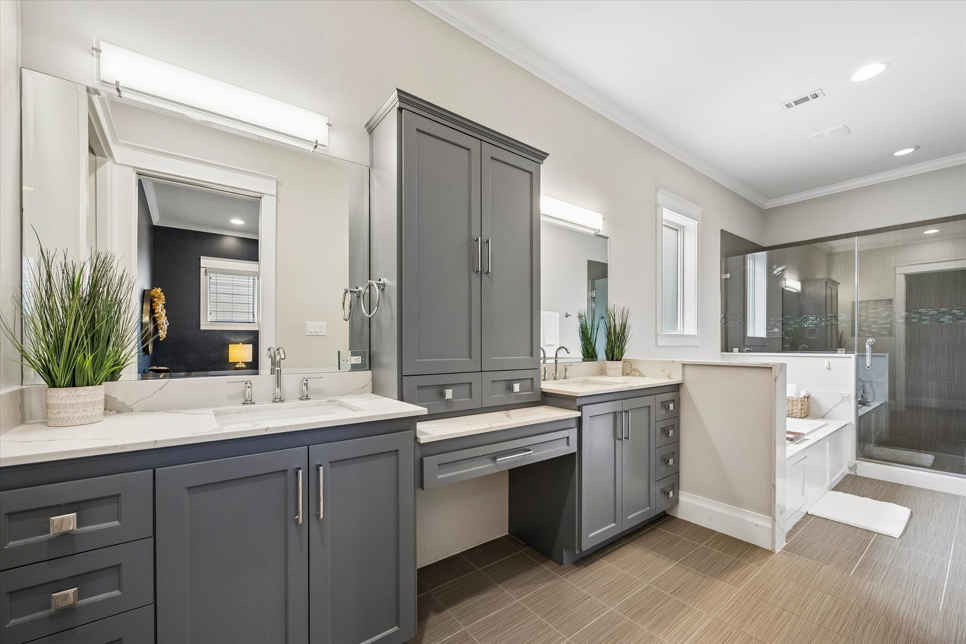 438 W 28th Street, Houston, TX 77008 Getting ready for the day is a pleasure in this spacious primary bathroom! Dual sinks, sleek finishes and extensive cabinetry offer plenty of room for two, with a dedicated vanity area and storage to keep everything neatly tucked away.