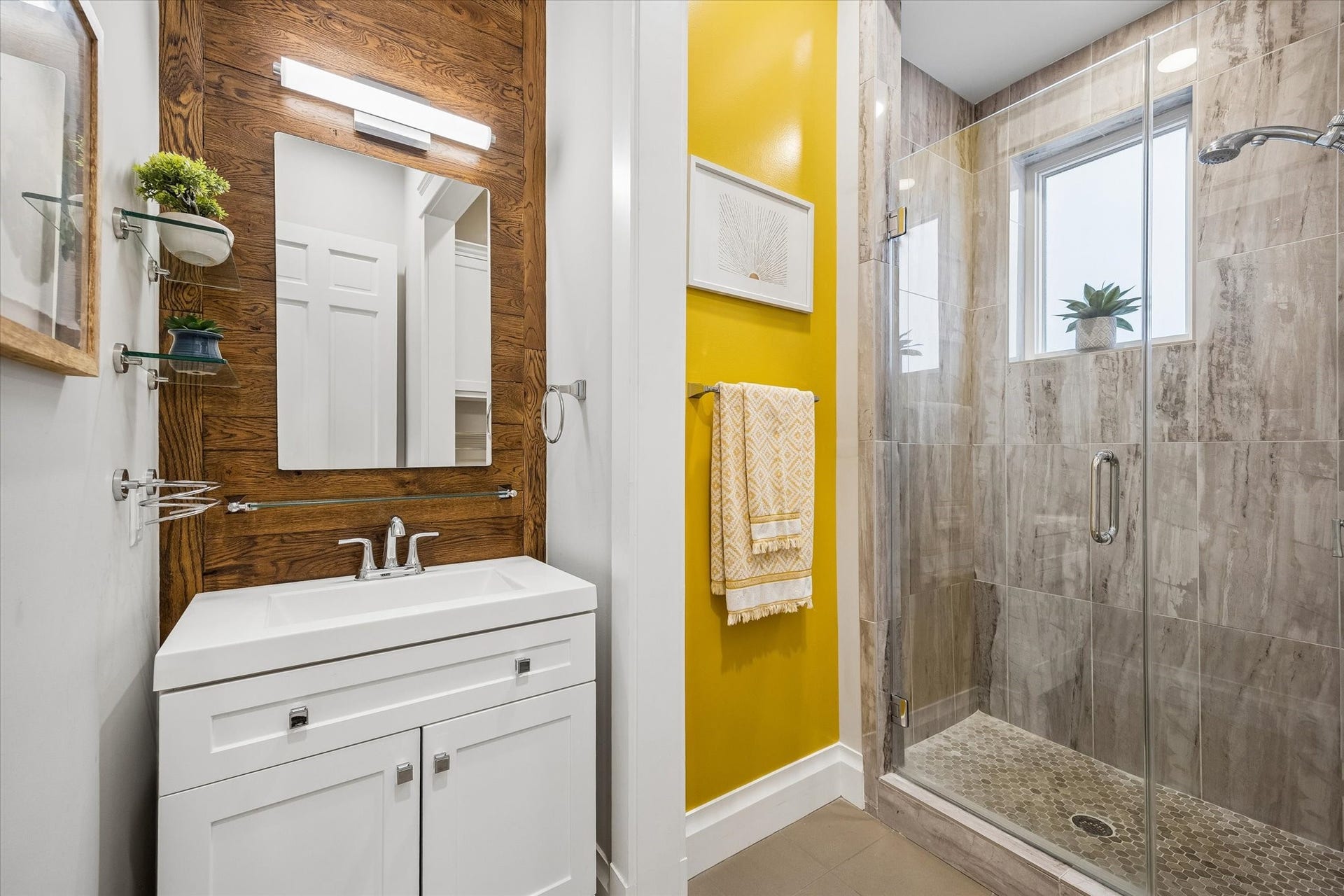 438 W 28th Street, Houston, TX 77008 Everyone will appreciate the convenience of a full bathroom downstairs, complete with a stylish vanity, warm wood accents and a spacious walk-in shower featuring beautiful tilework and a frameless glass.
