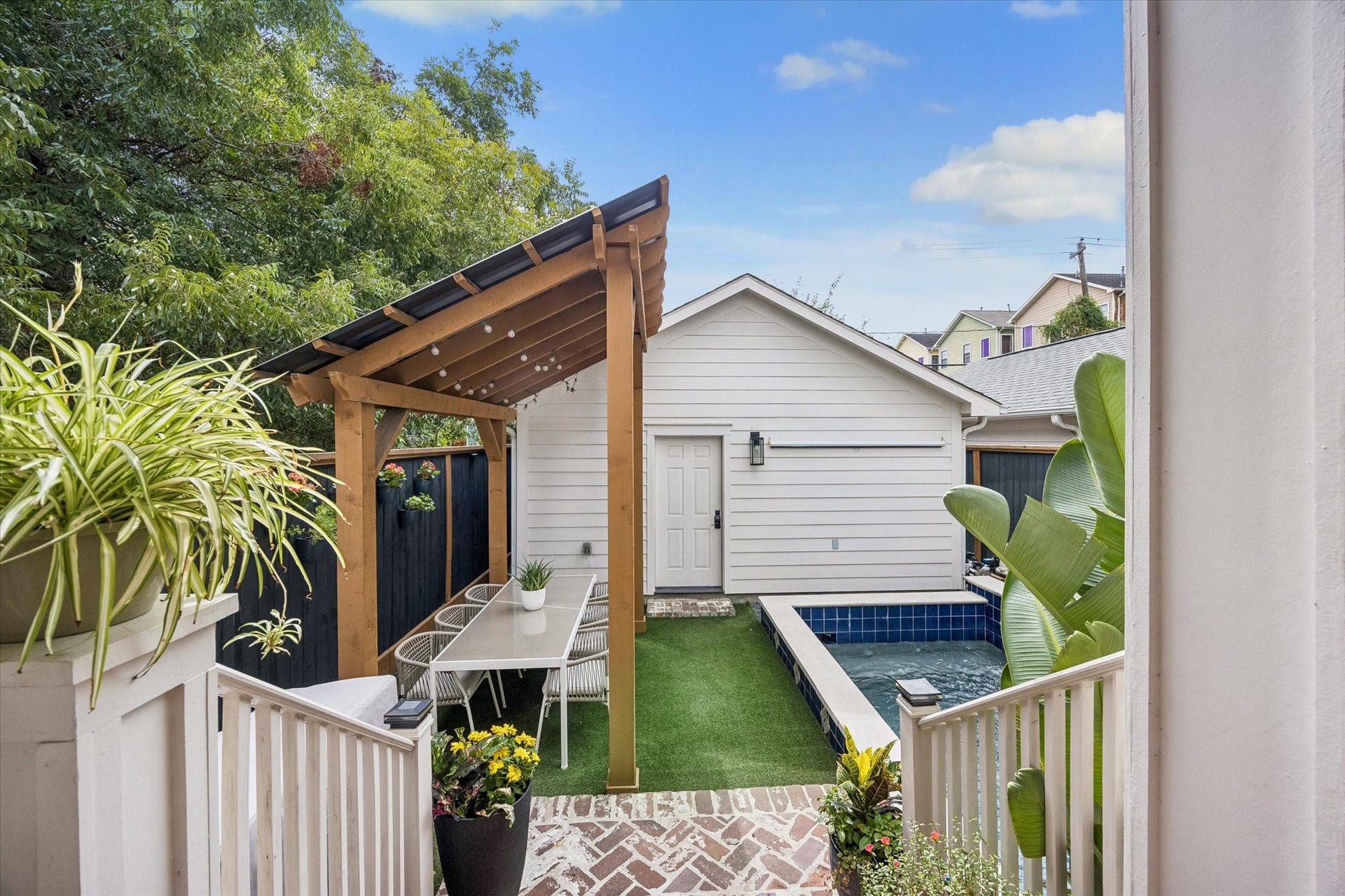 438 W 28th Street, Houston, TX 77008 Your own private backyard getaway awaits! Step outside to enjoy a heated dipping pool, a poolside pergola with bar seating and easy-care artificial turf, all tucked inside a fully fenced yard that's ready for relaxation and fun.