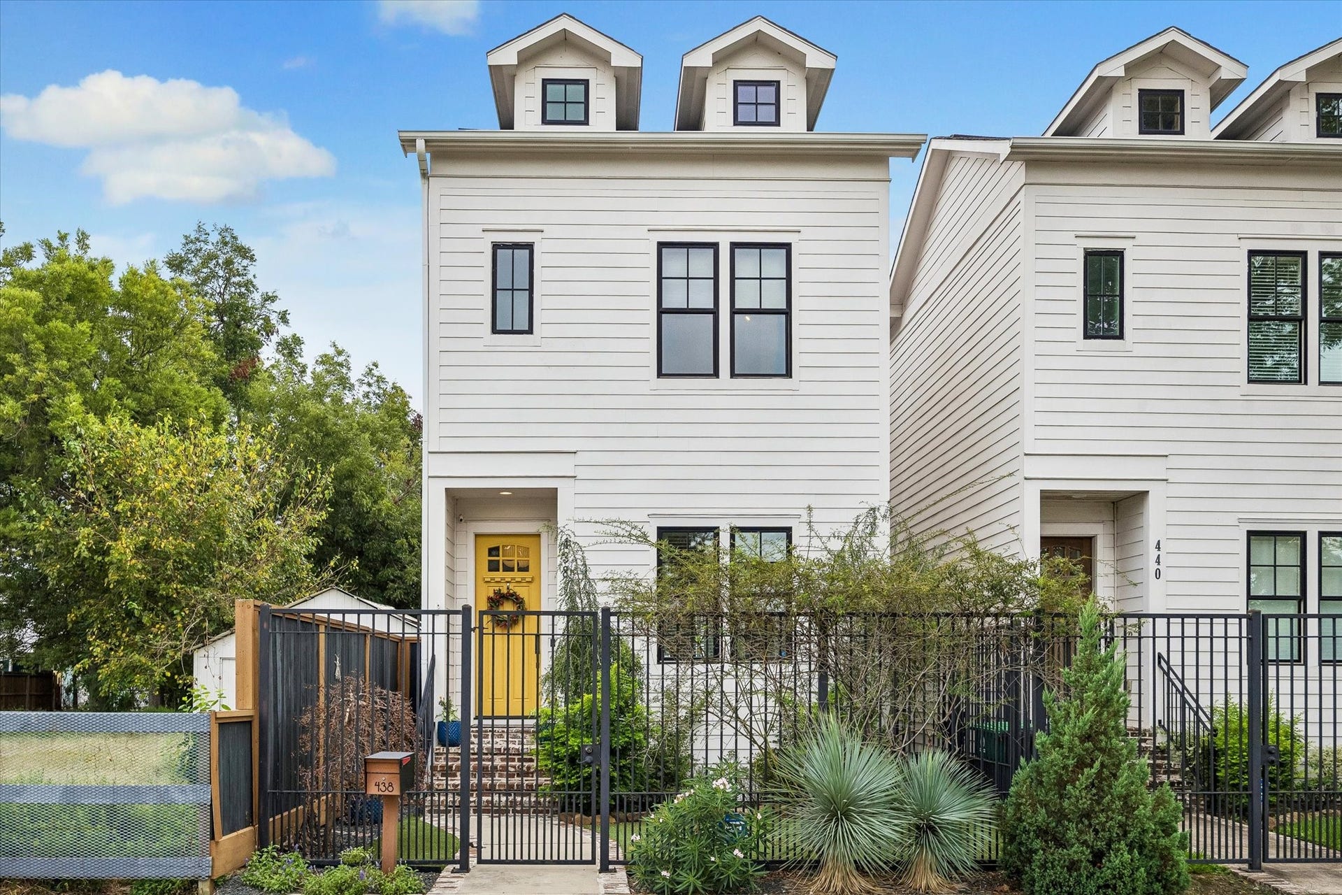 438 W 28th Street, Houston, TX 77008 Love the Heights lifestyle? This beautiful home puts you close to so much of what makes the neighborhood special! Just over a block from the Heights Hike and Bike Trail, with Starbucks across the street, HEB and local shops within walking distance, plus easy access to 610 and downtown Houston, you'll love the convenience of this fantastic location!