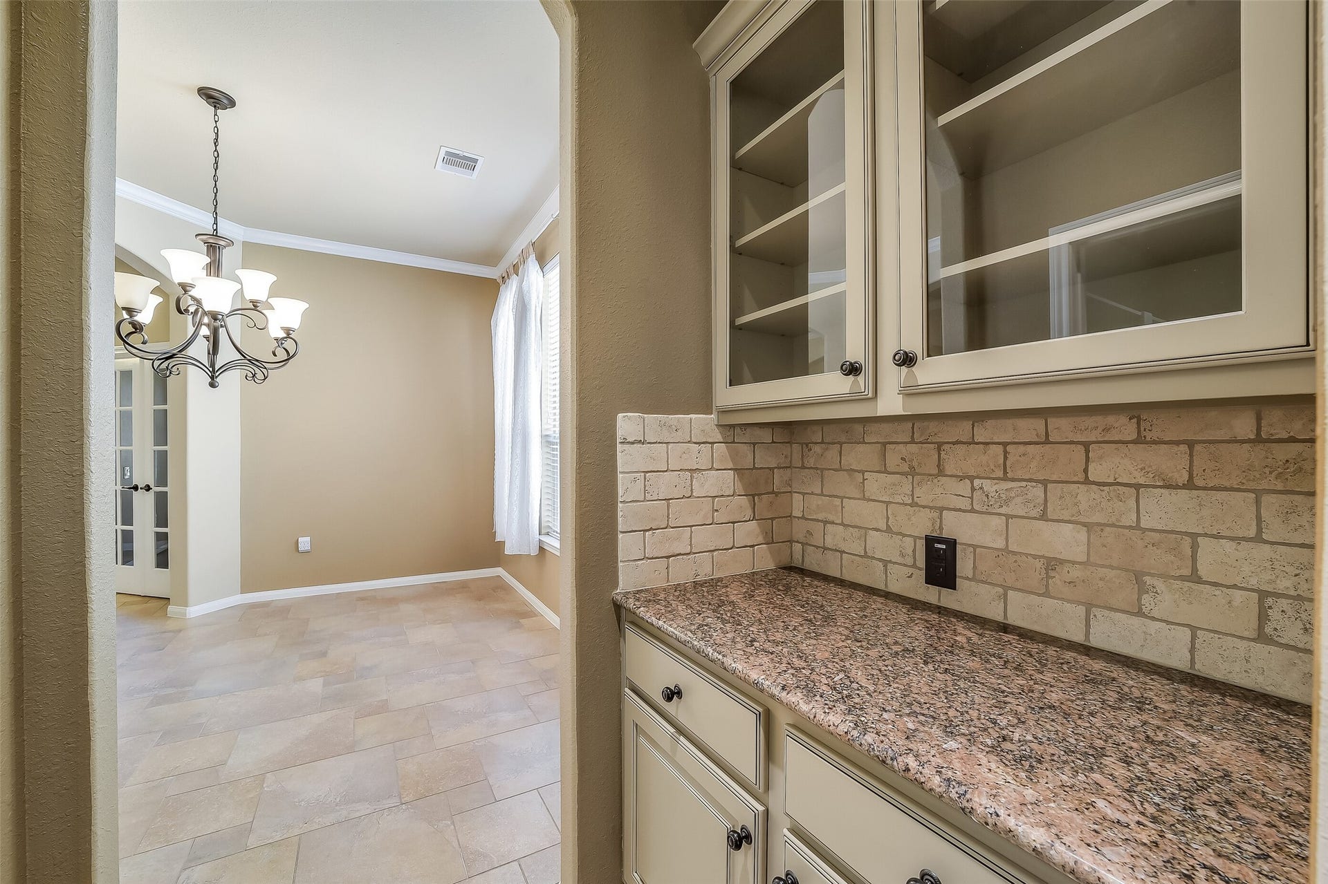 16706 Curio Gray Trail, Cypress, TX 77433 Granite counter and stone backsplash dress up this butler's pantry. Glass front cabinets display your favorite crystal or serving pieces.