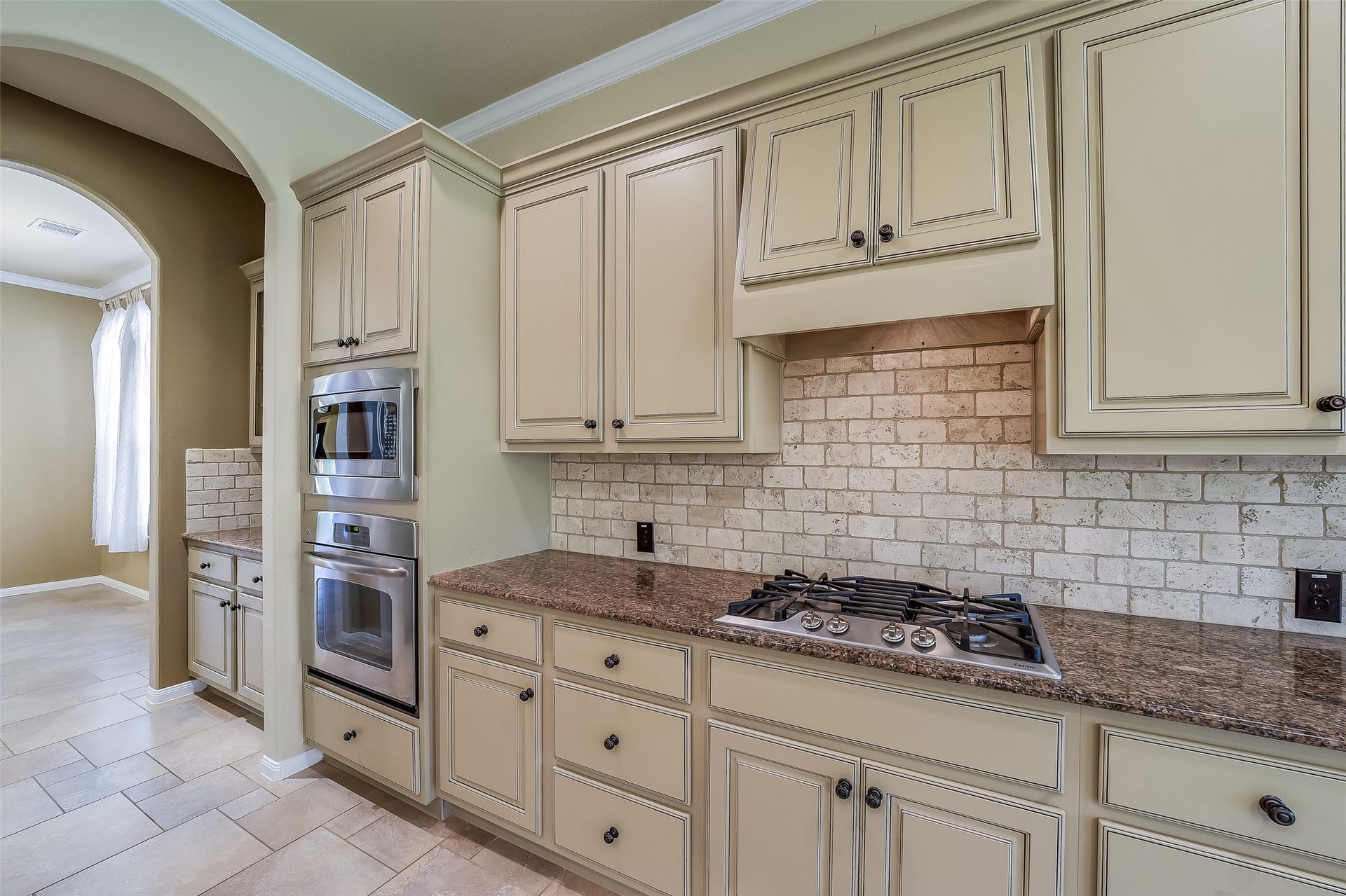 16706 Curio Gray Trail, Cypress, TX 77433 Gas vooktop with vent hood above. Wall mount oven and microwave.