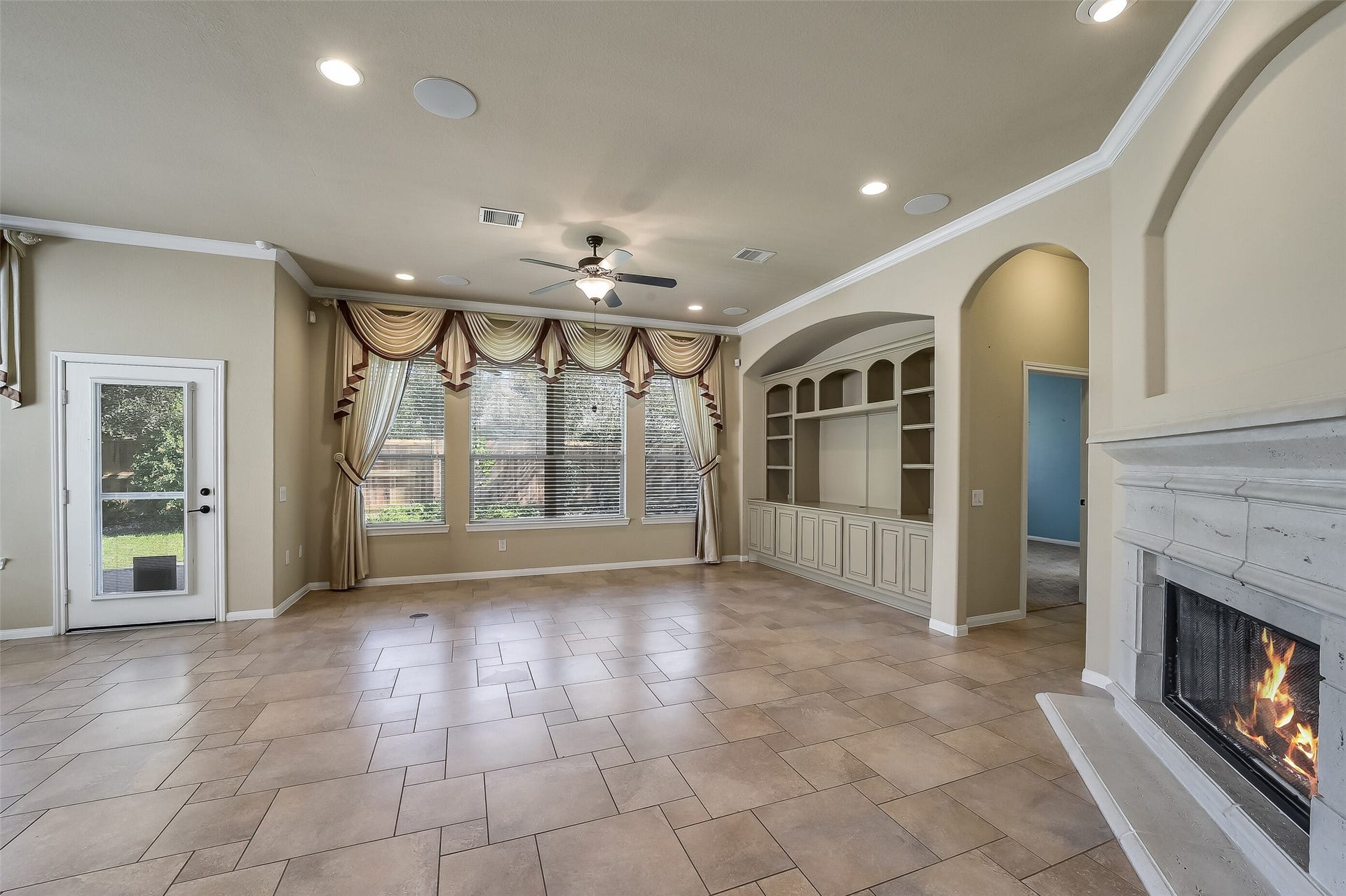16706 Curio Gray Trail, Cypress, TX 77433 Family room is a spacious area for relaxing and entertaining. Convenient floor plug added. Flush mount ceiling speakers and recessed lighting.