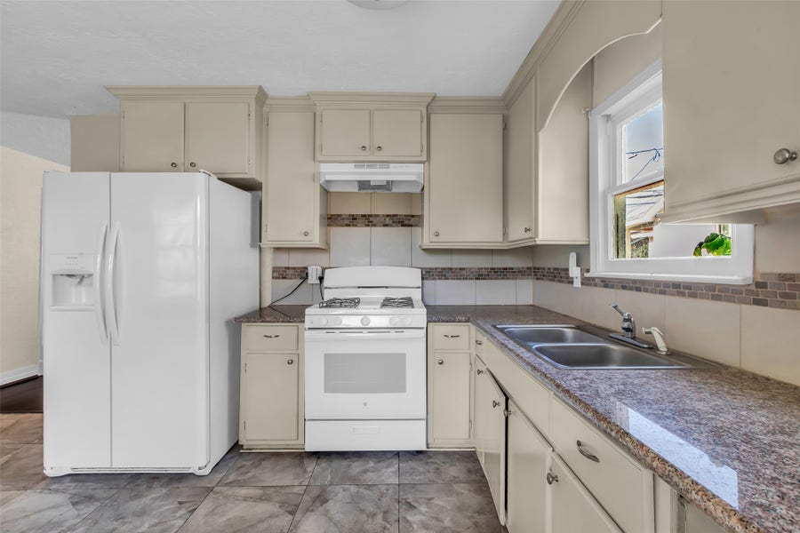 Property photo for 131 E 31st 1/2 Street, Houston, TX
