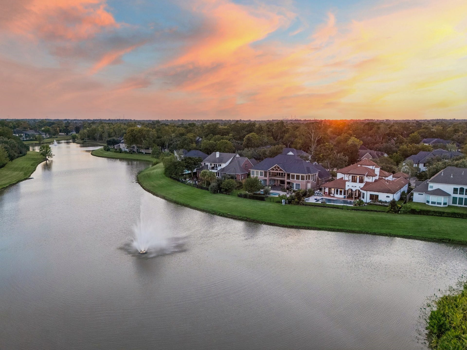 46 Sullivans Landing, Missouri City, TX 77459 The Aida Younis Team presents 46 Sullivan's Landing in Sienna!