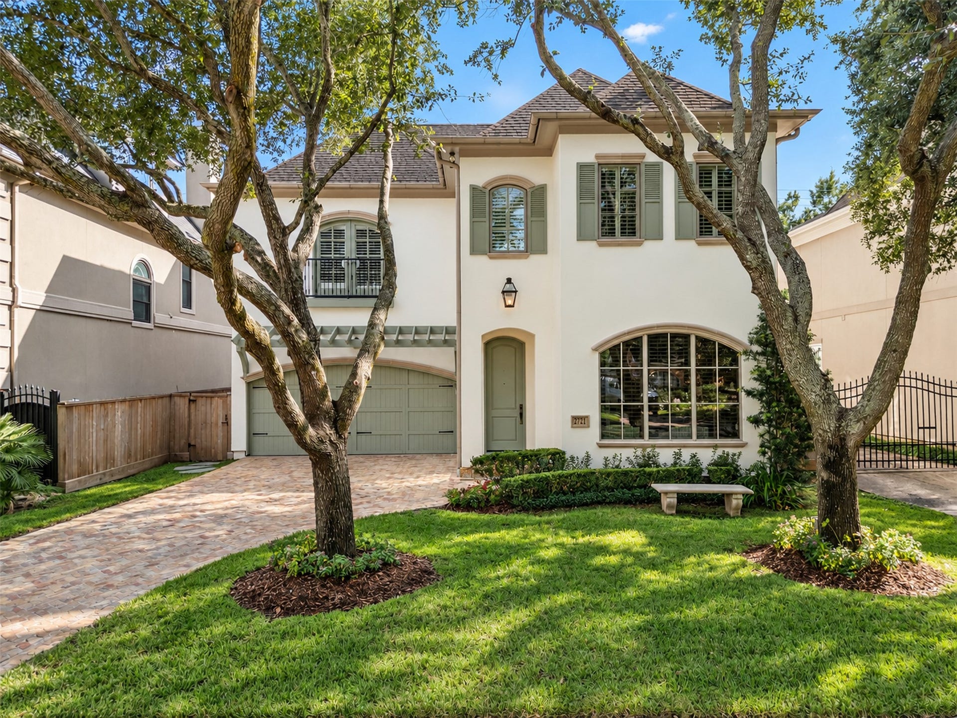 2721 Cason Street, West University Place, TX 77005 Gorgeous curb appeal on this well maintained West U home.