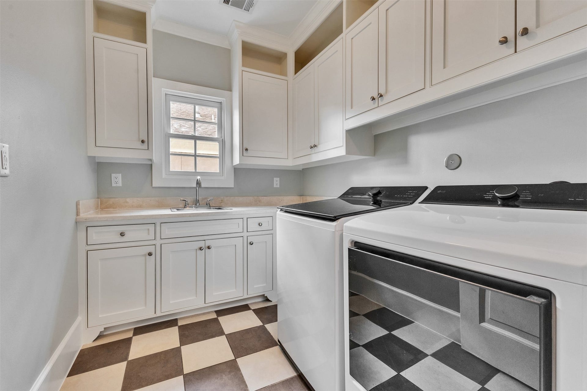 2721 Cason Street, West University Place, TX 77005 Large laundry room