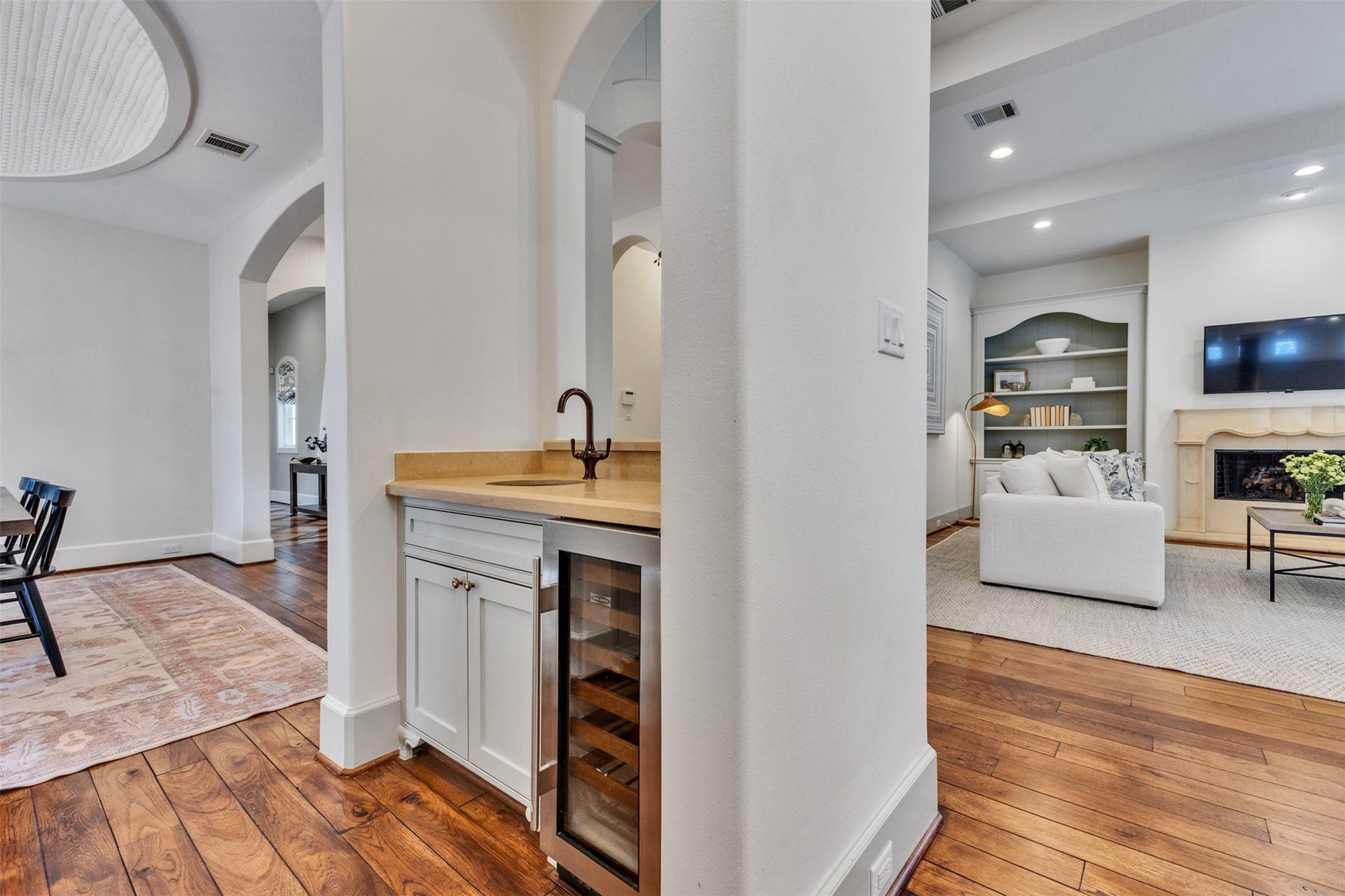 2721 Cason Street, West University Place, TX 77005 The butler's pantry/bar connects the living, dining, and kitchen for a wonderful entertaining station. It also features glass front doors