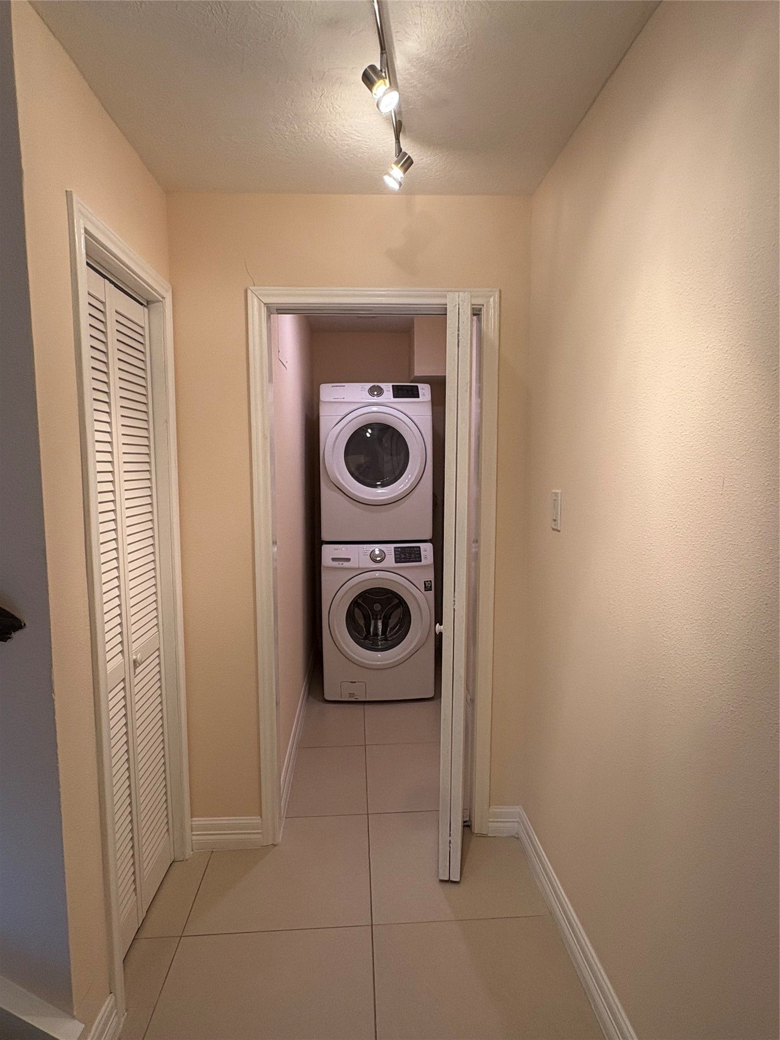 5534 Beverly Hill Street, #5, Houston, TX 77056 In unit washer/ dryer