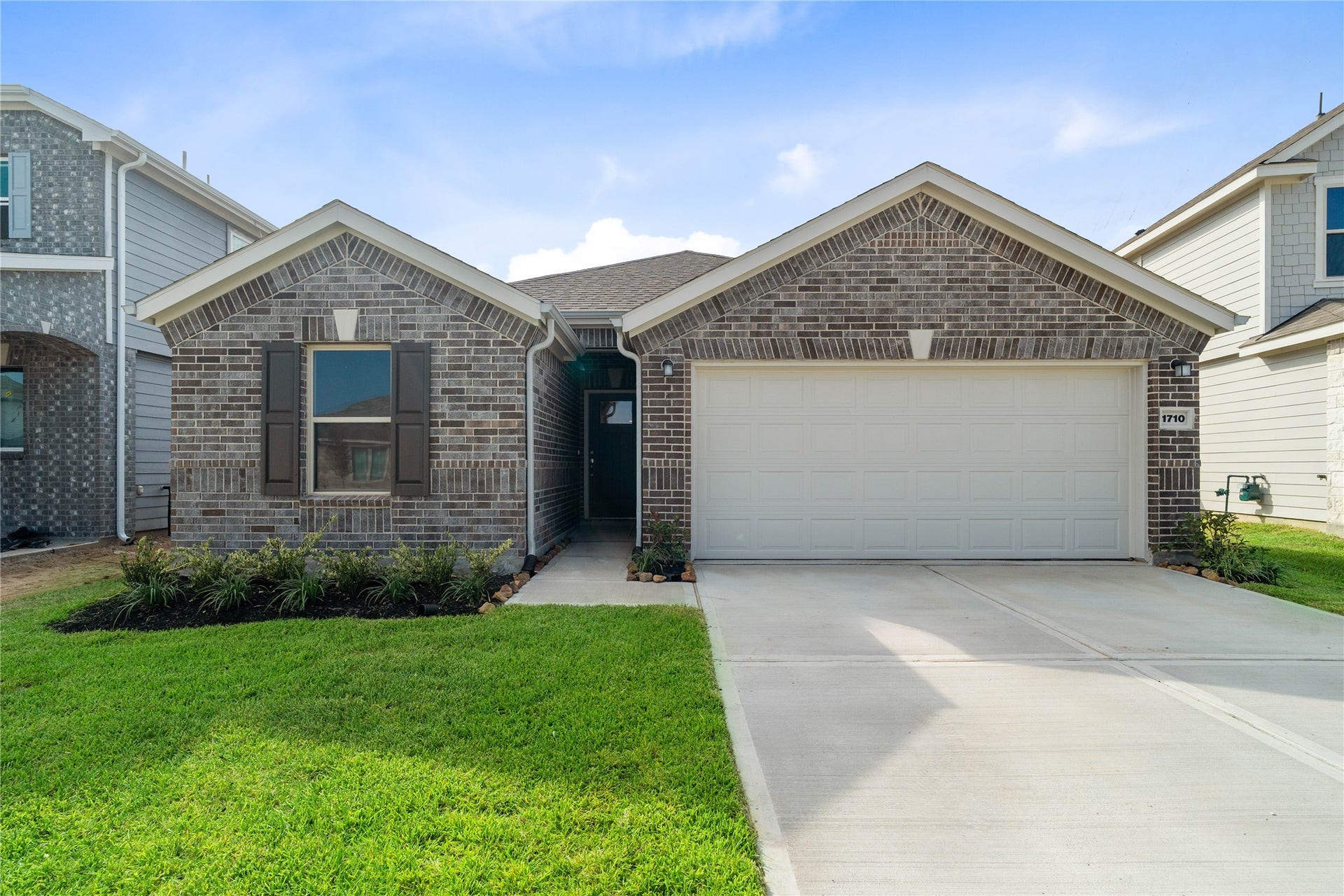 1710 Livadero Lane, Fresno, TX 77545 Welcome home to 1710 Livadero Lane located in Olympia Falls and zoned to Fort Bend ISD.