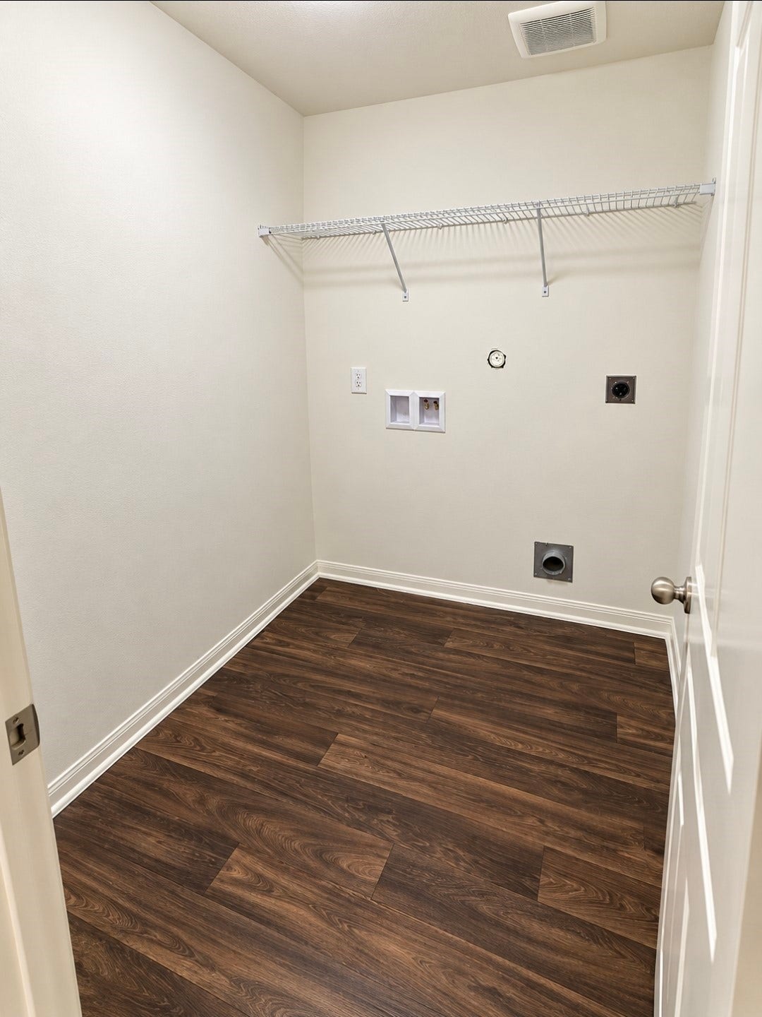 12221 Seacrest Lane, Texas City, TX 77568 In-house utility room with storage shelve.