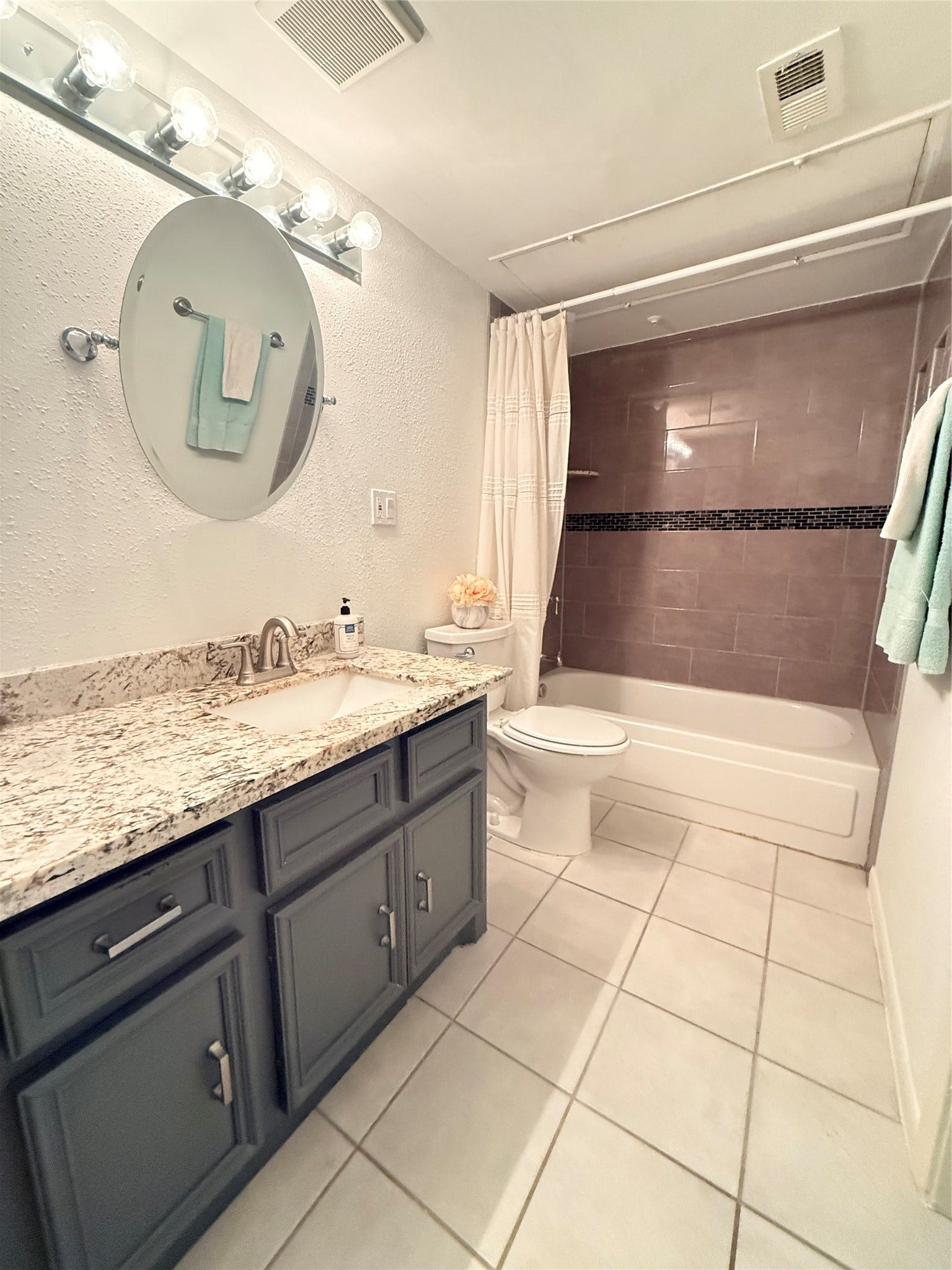 2800 Jeanetta Street, #2402, Houston, TX 77063 Master bathroom!