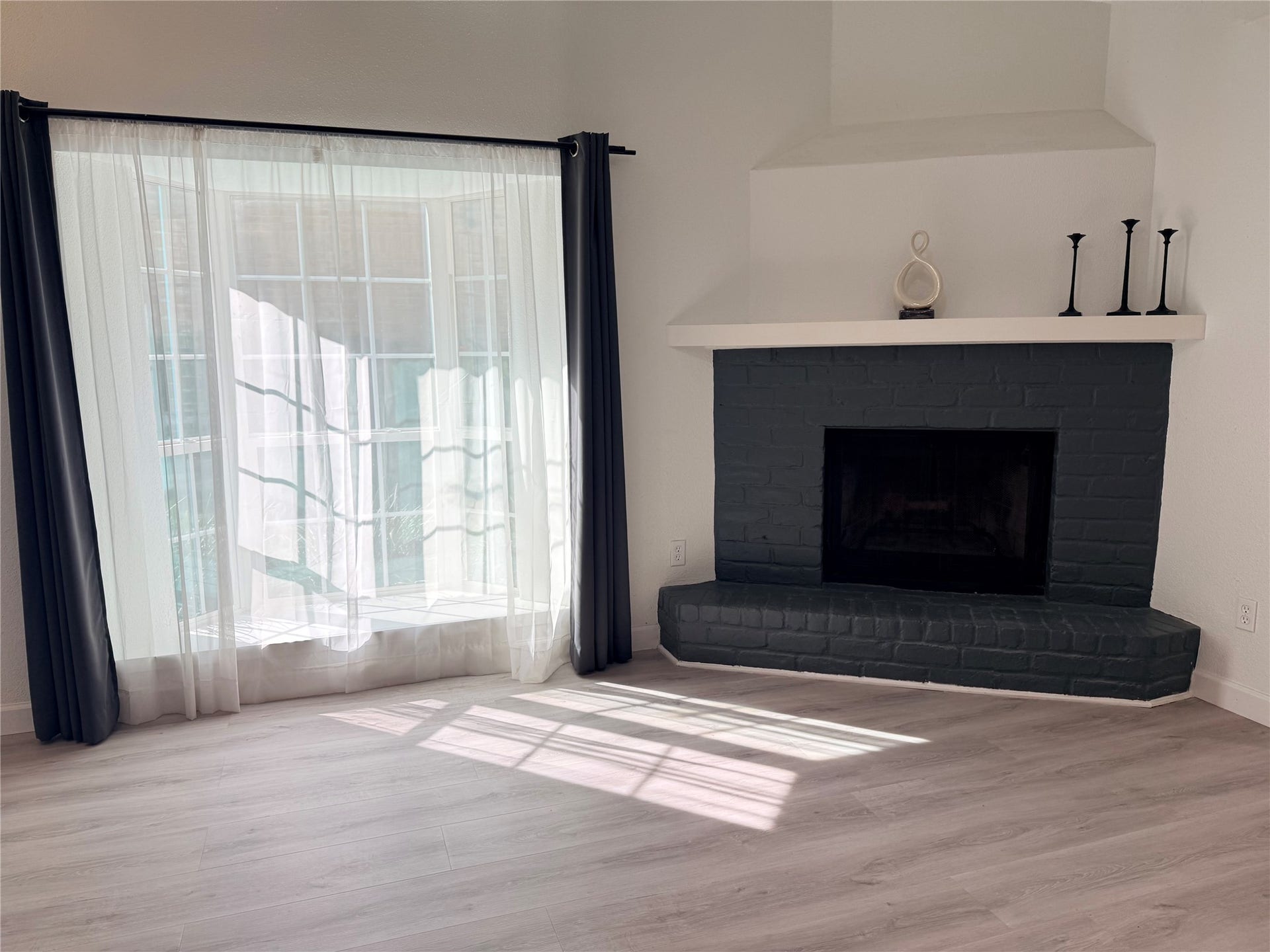 2800 Jeanetta Street, #2402, Houston, TX 77063 View of the corner wood burning fireplace and awesome bay window bringing in the natural light!