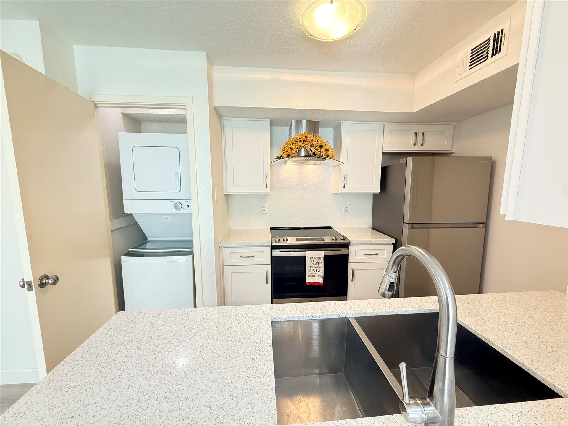 2800 Jeanetta Street, #2402, Houston, TX 77063 View of the kitchen from the living room!