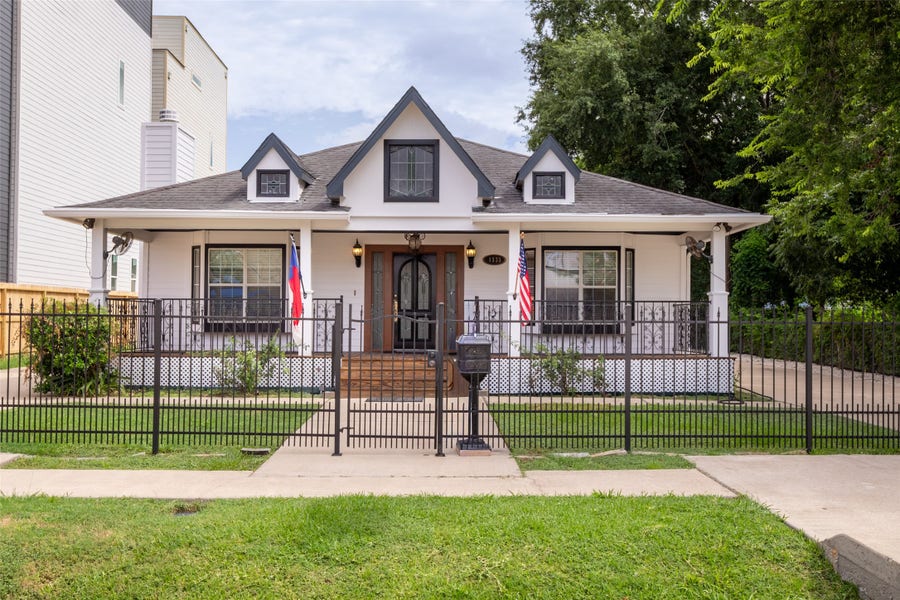 Property photo for 1535 W 25th Street, Houston, TX