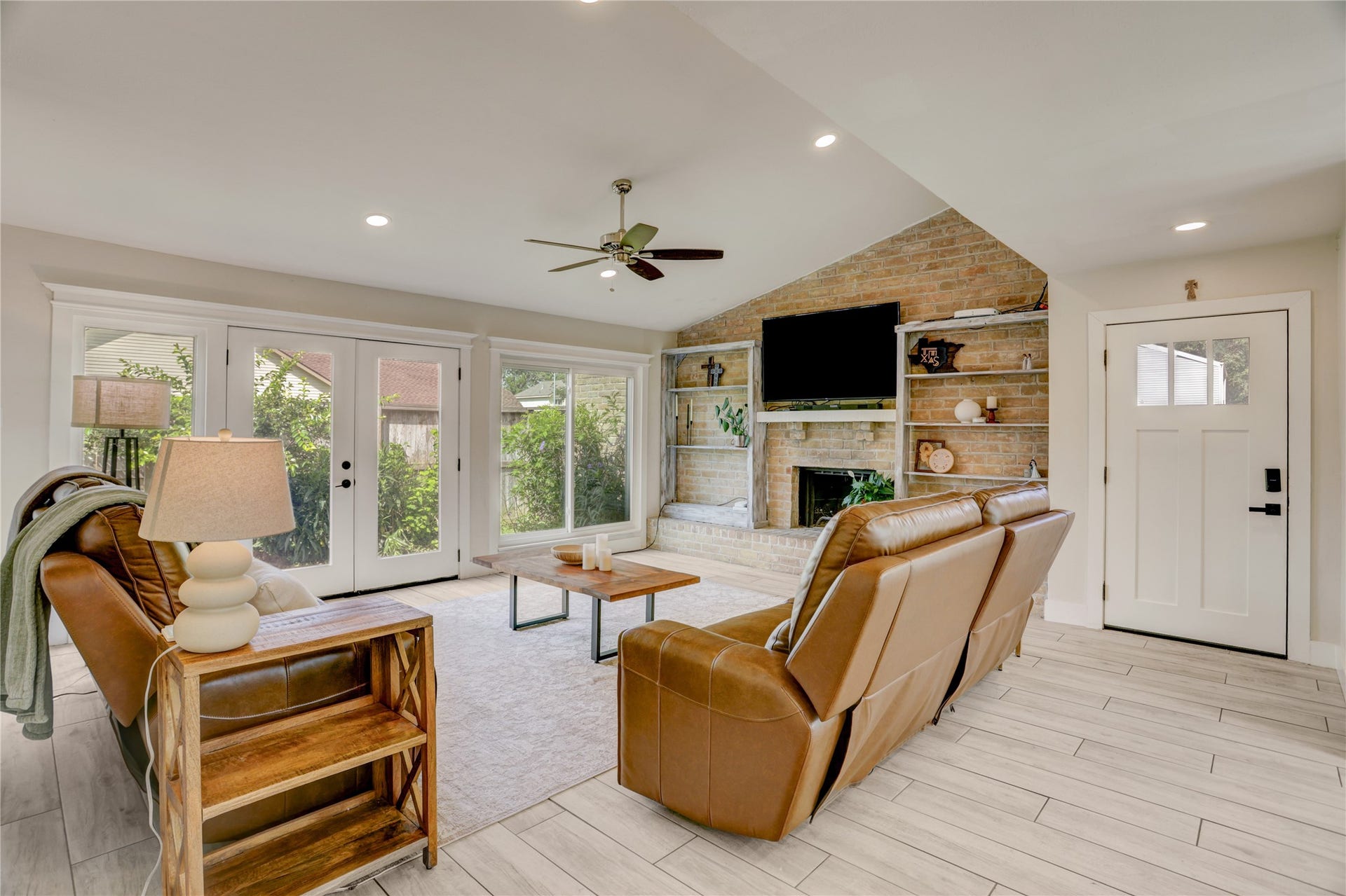 3311 Carmel Valley Drive, Missouri City, TX 77459 Neutral finishes and stylish updates create a warm, welcoming space that seamlessly connects indoor comfort with outdoor views.