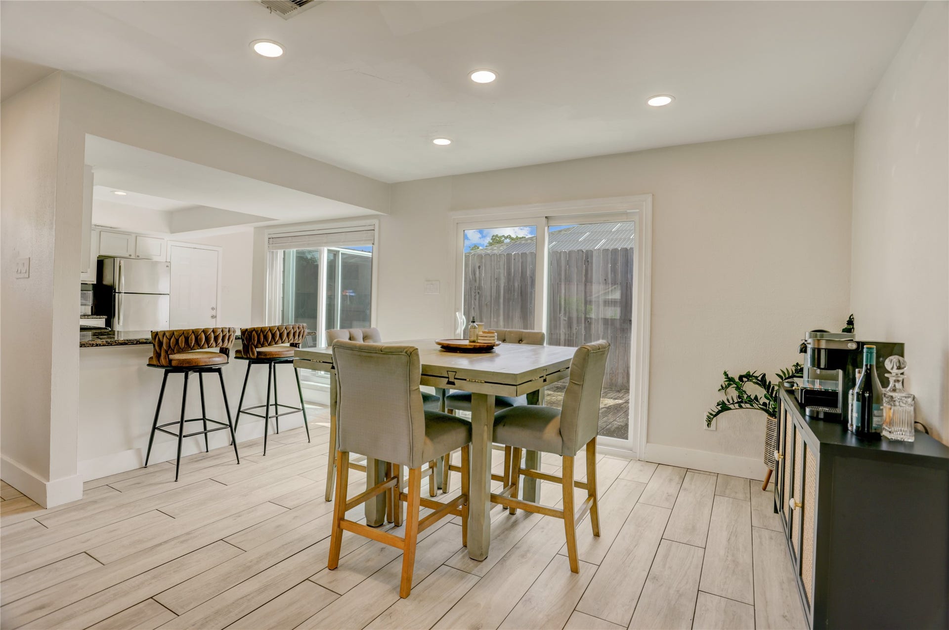 3311 Carmel Valley Drive, Missouri City, TX 77459 Beautifully inviting dining area with abundant natural light, large double paned windows and sliding door access to the side patio living area.