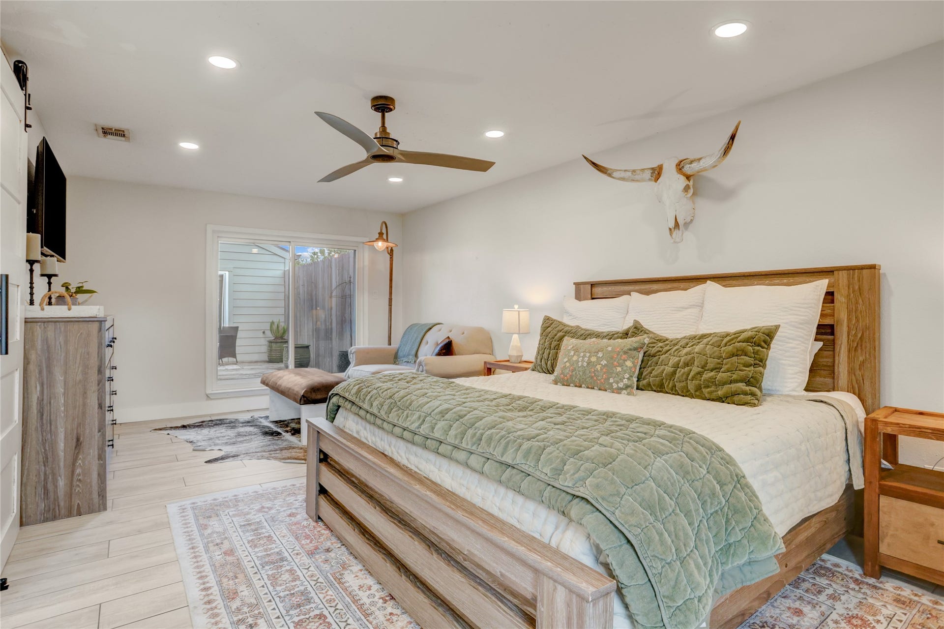 3311 Carmel Valley Drive, Missouri City, TX 77459 Neutral finishes and abundant natural light created a peaceful retreat perfect for relaxing at the end of the day. Recessed lighting and picture windows are just perfect in this large primary suite.