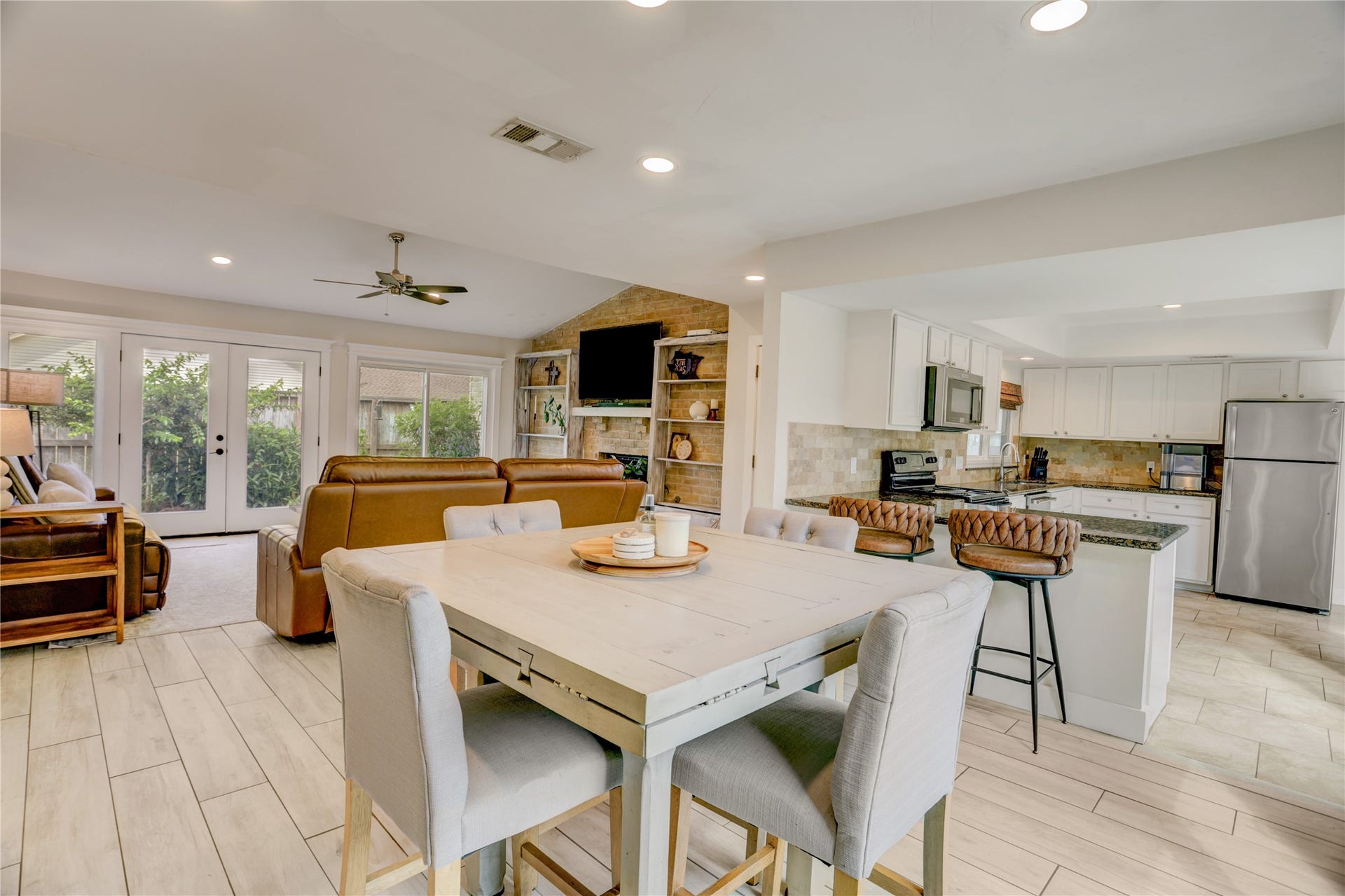 3311 Carmel Valley Drive, Missouri City, TX 77459 The updated tile floors connect all areas of living in this one story beauty. Functional access to all entertaining areas begs for family and friends getting together often.