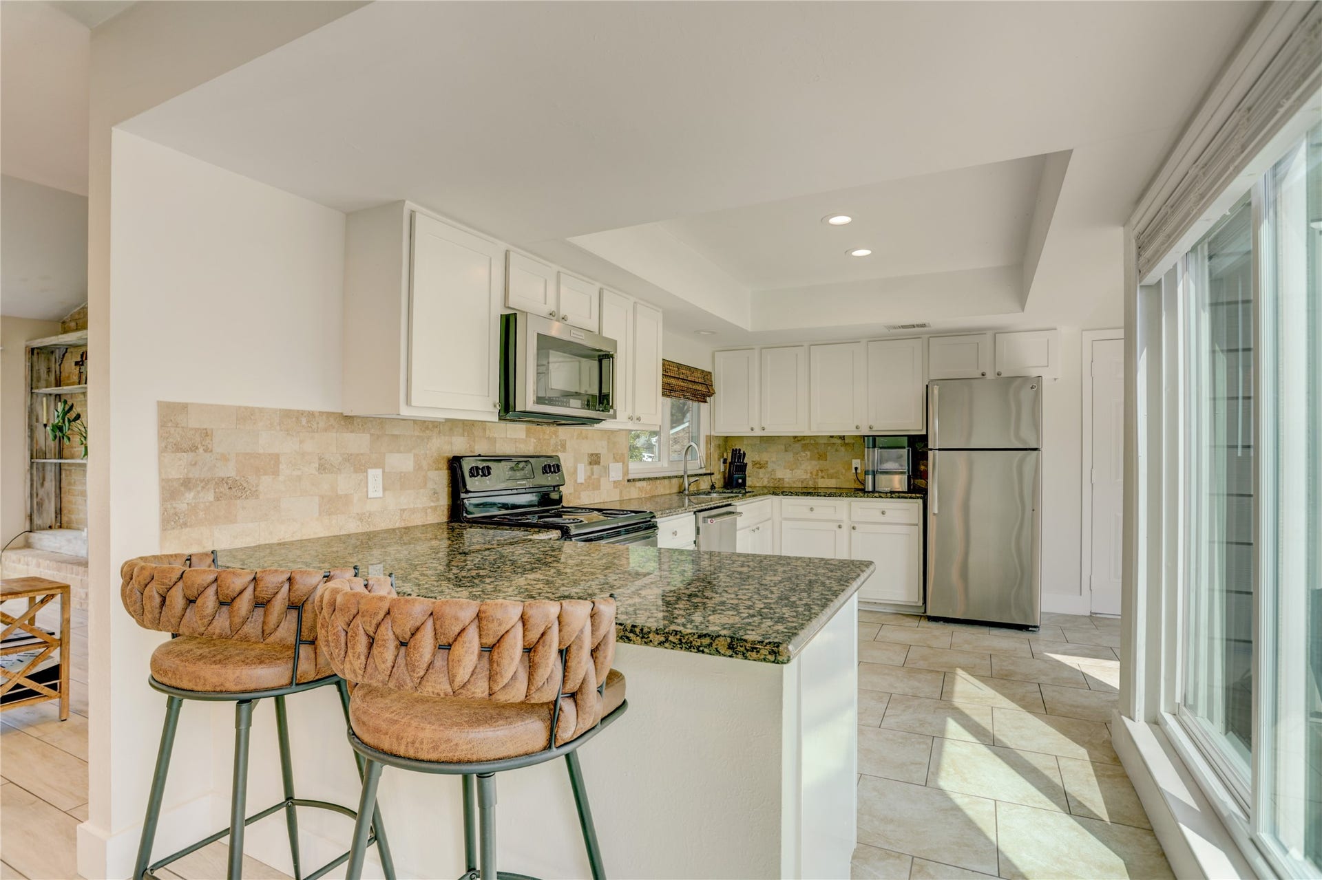 3311 Carmel Valley Drive, Missouri City, TX 77459 Open concept kitchen featuring granite countertops, stainless steel appliances, abundant cabinet storage and a spacious breakfast bar with seating.