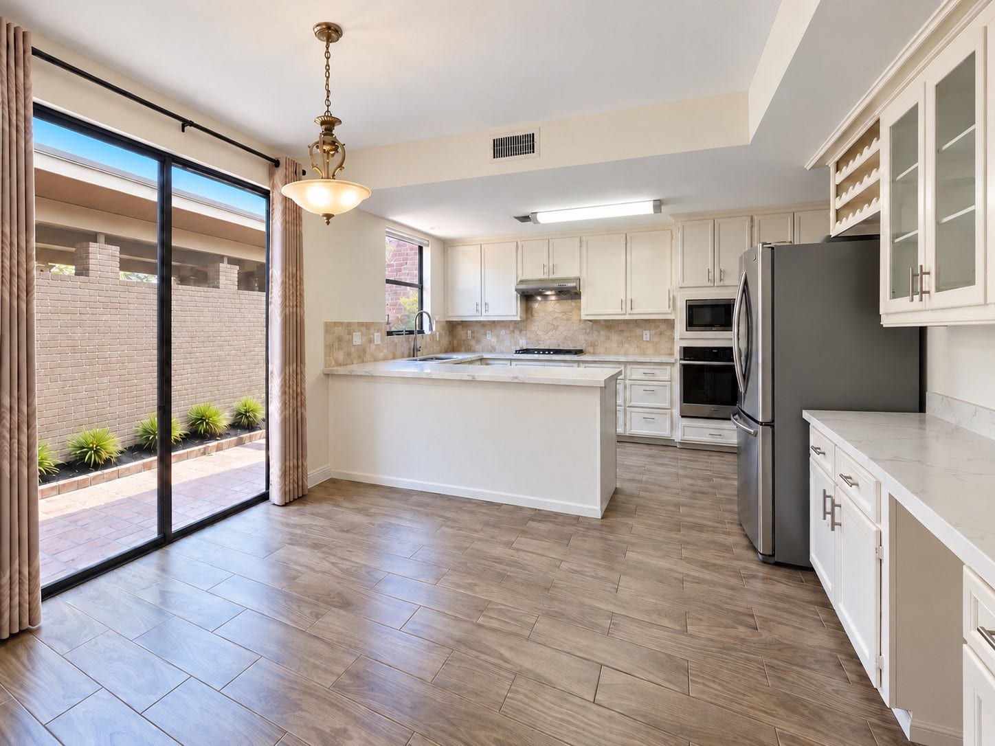 201 Vanderpool Lane, #86, Houston, TX 77024 open kitchen with breakfast area
