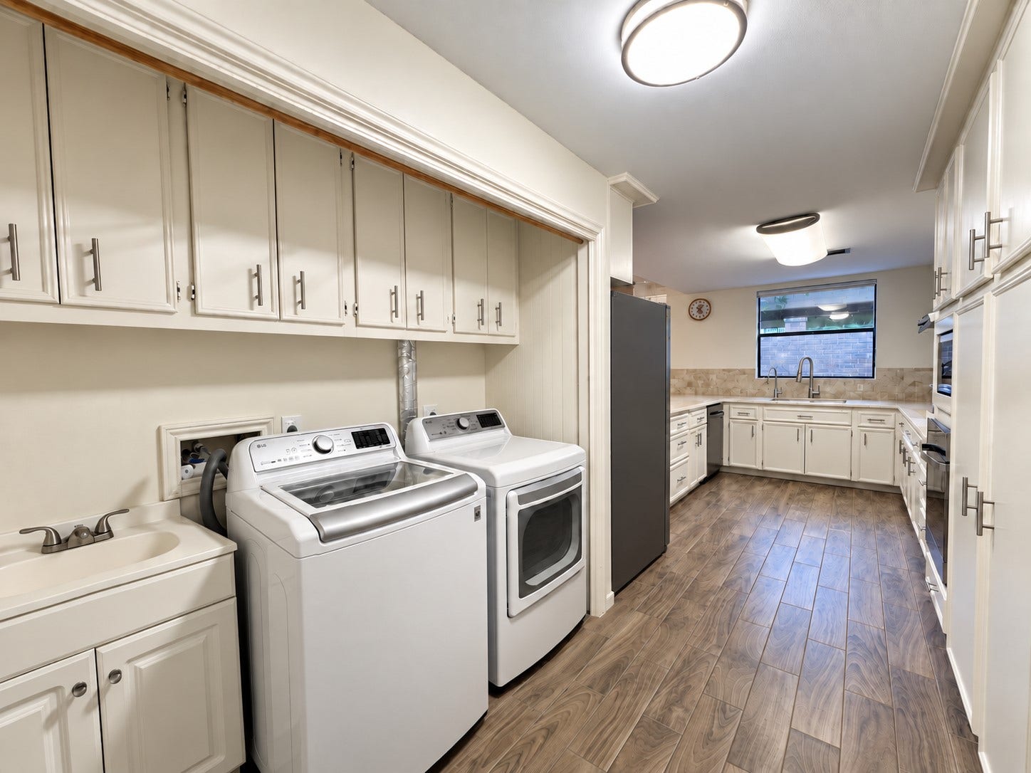 201 Vanderpool Lane, #86, Houston, TX 77024 laundry area, washer/dryer stays