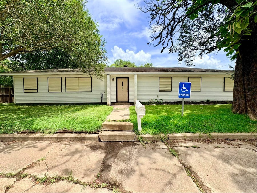 Property photo for 217 S 17th Street, West Columbia, TX