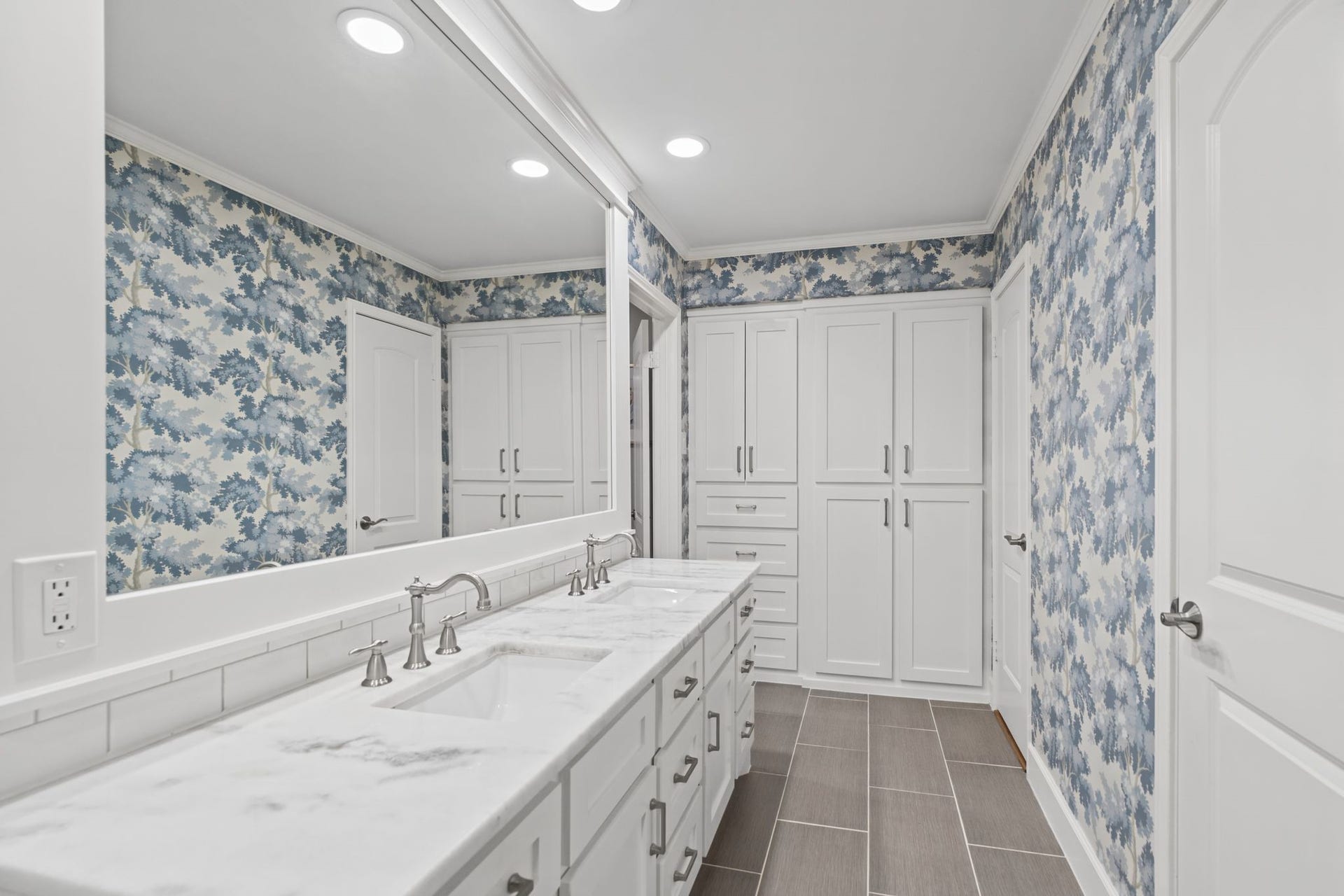 13711 Kingsride Lane, Houston, TX 77079 Rare floorplan - includes two walk-in closets
