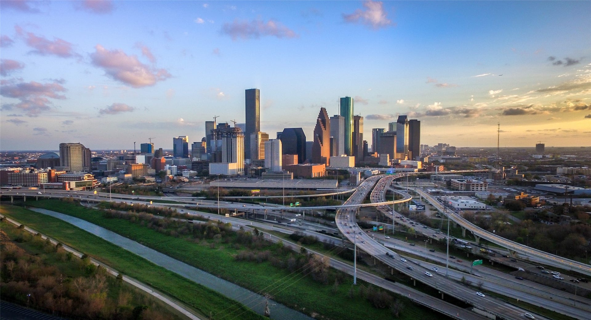 This prime location offers easy access to major freeways!