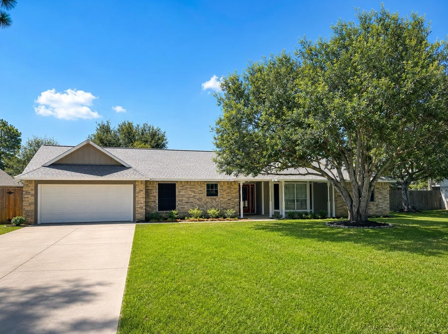 Property photo for 907 Briarmeadow Avenue, Friendswood, TX