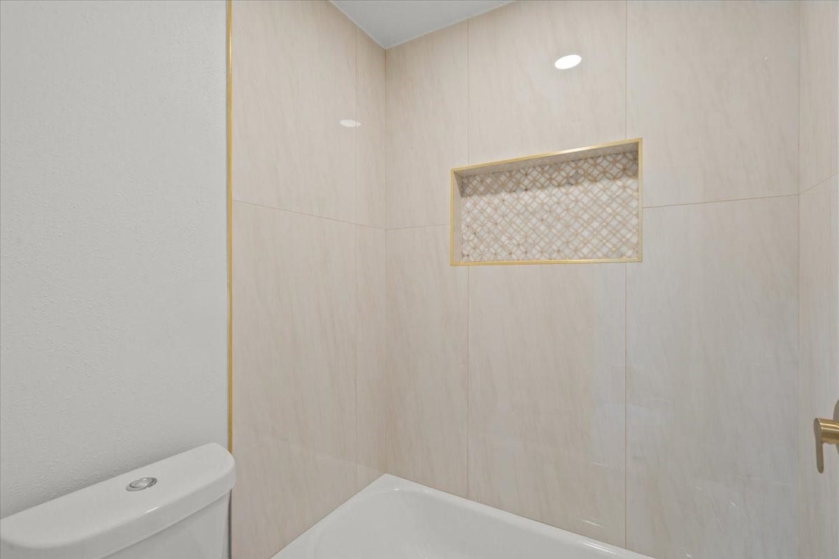 1704 San Jose Street, Friendswood, TX 77546 Secondary restroom upstairs