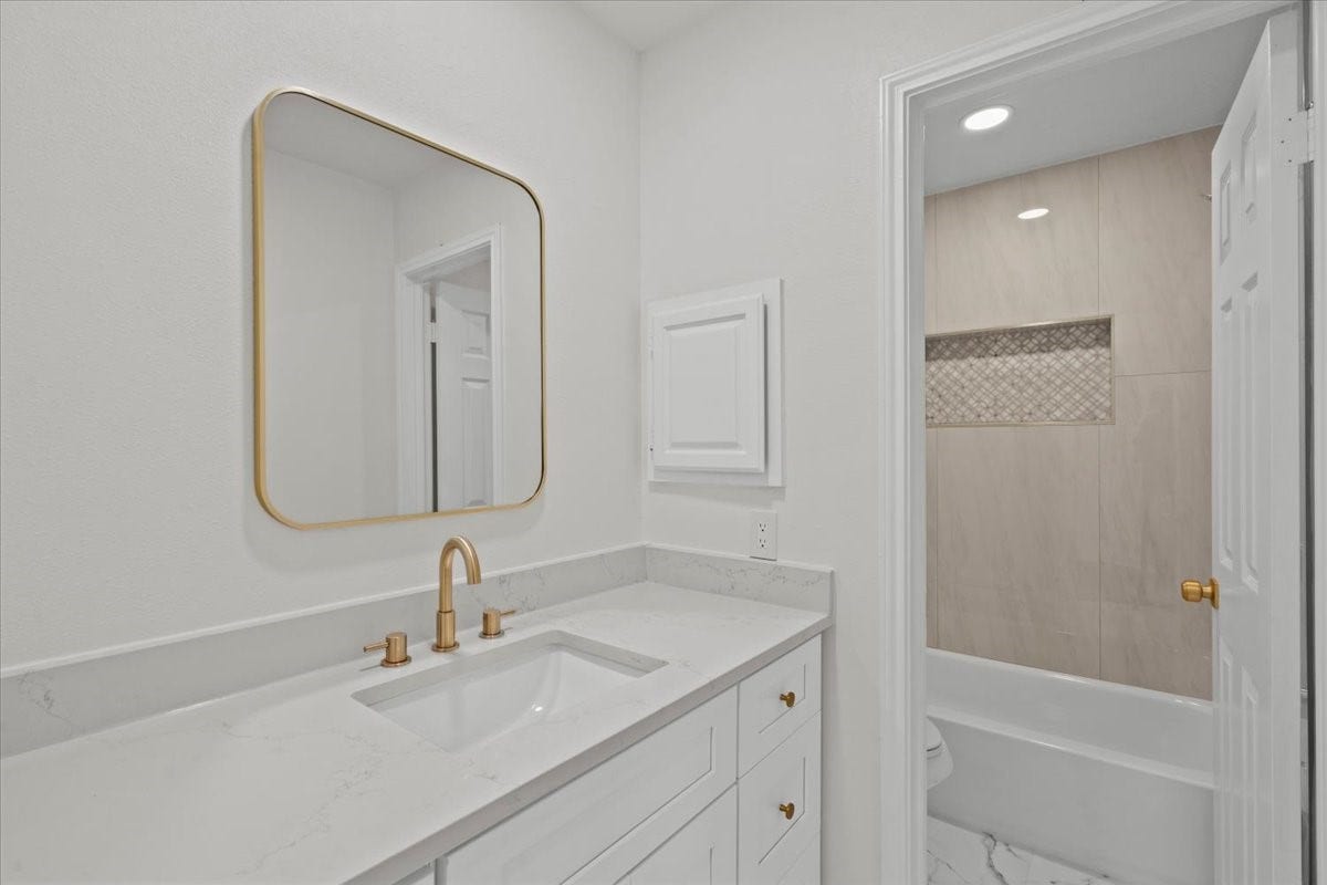 1704 San Jose Street, Friendswood, TX 77546 Secondary restroom upstairs
