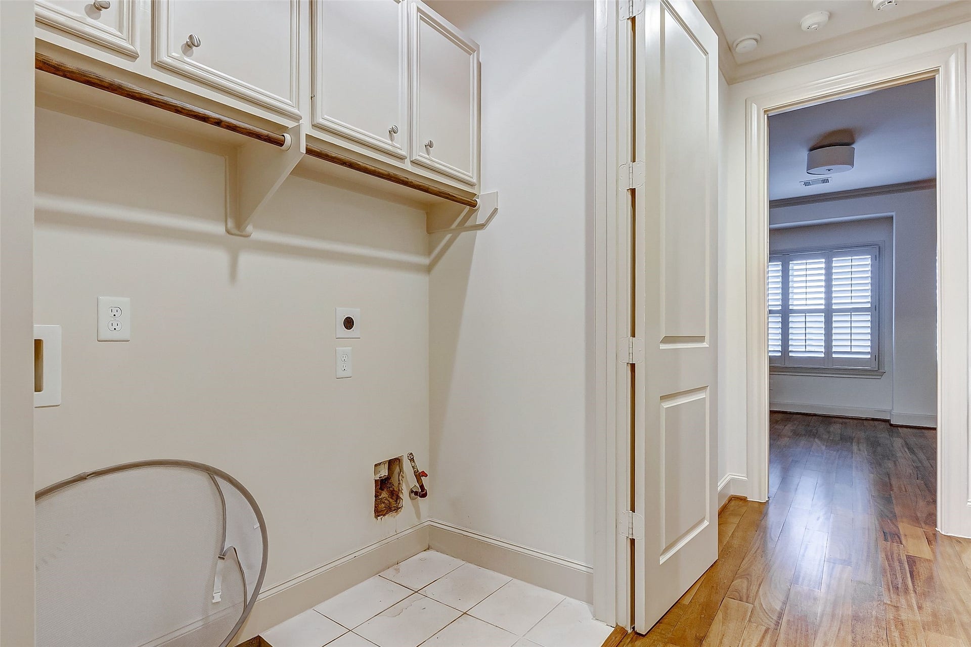 1955 Sheridan Street, Houston, TX 77030 Experience ultimate convenience with the laundry closet perfectly positioned on the third floor, just steps from the primary bedroom.