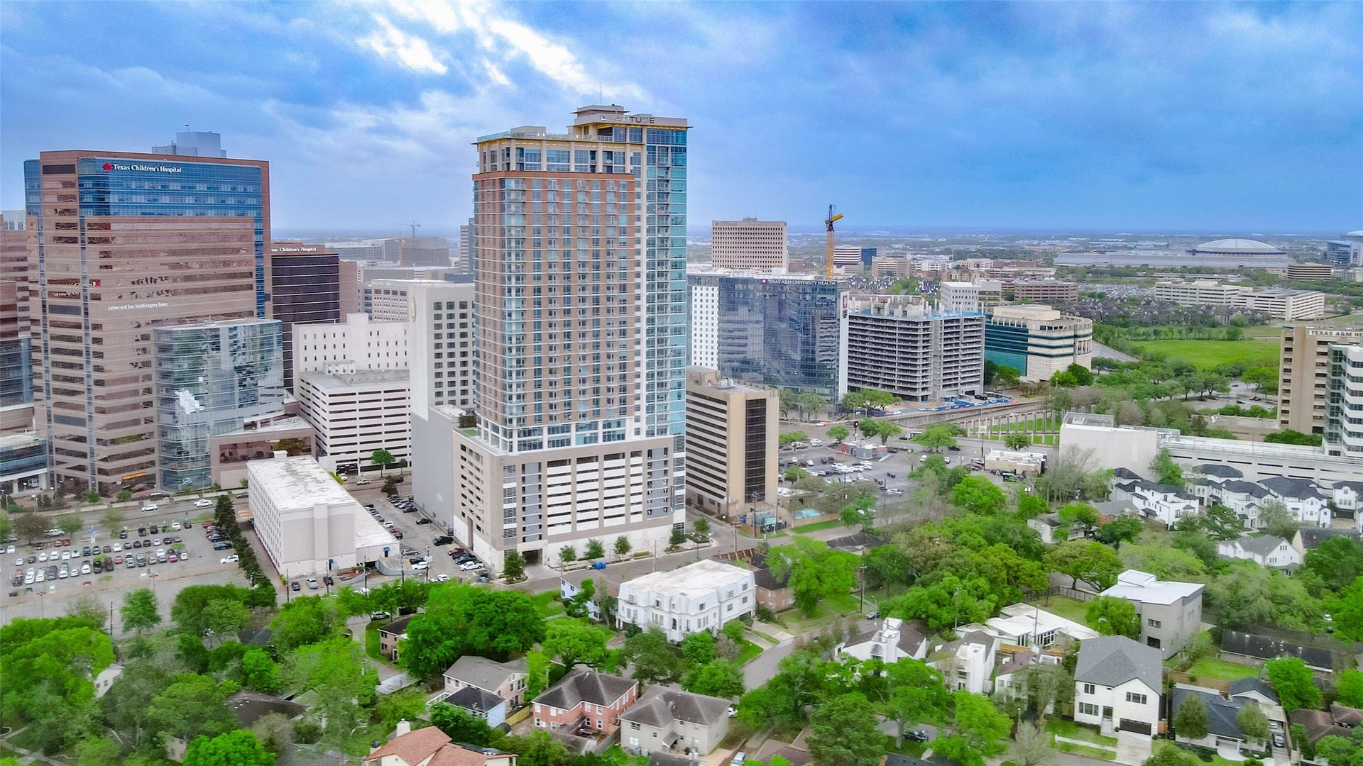 1955 Sheridan Street, Houston, TX 77030 Experience the vibrant, dynamic atmosphere of the Rice University area in this ideal home, perfect for students, faculty, and anyone eager to embrace the lively energy of this sought-after community.