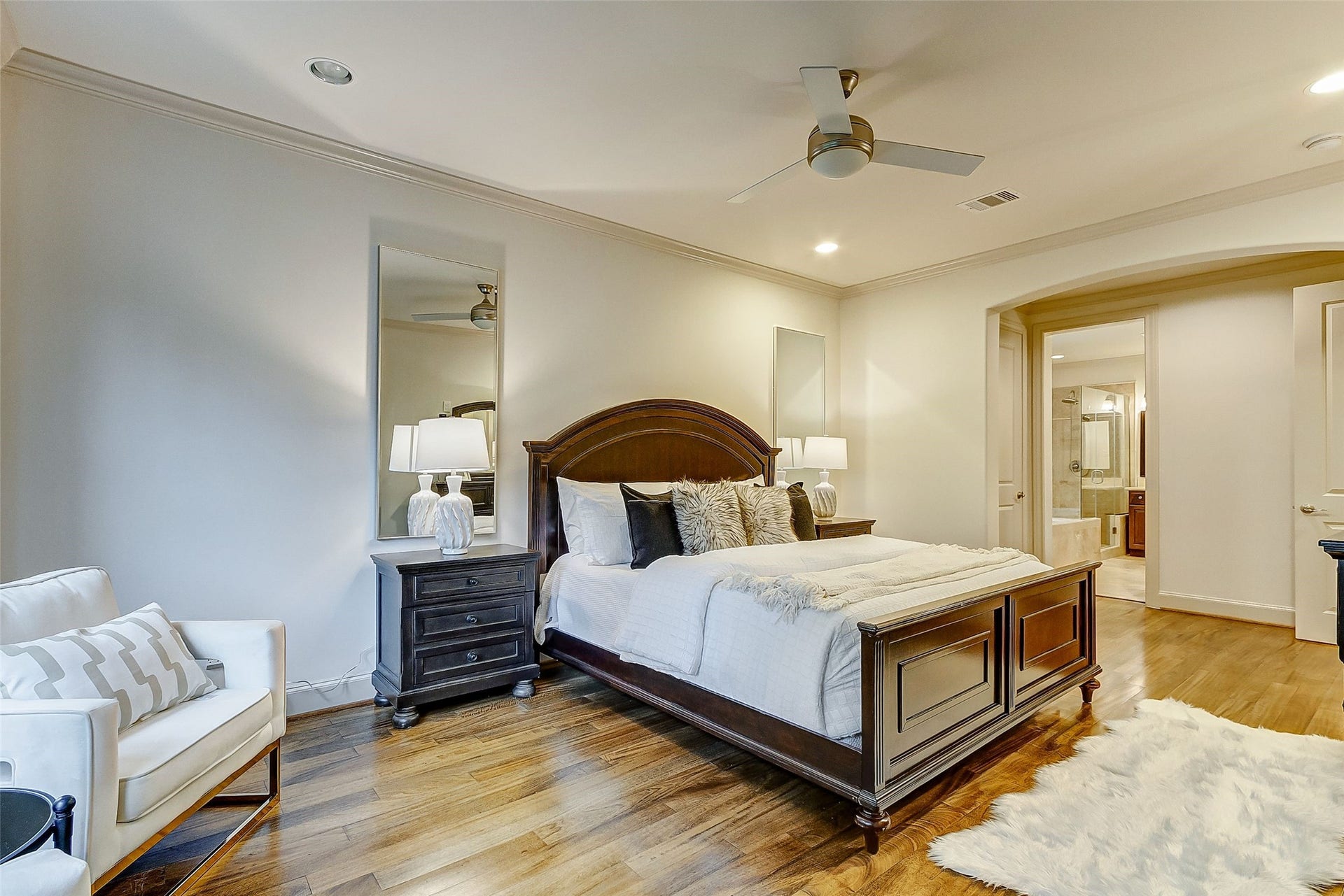 1955 Sheridan Street, Houston, TX 77030 Experience the spacious elegance of the primary bedroom, perfectly designed to include a cozy sitting area for ultimate relaxation.